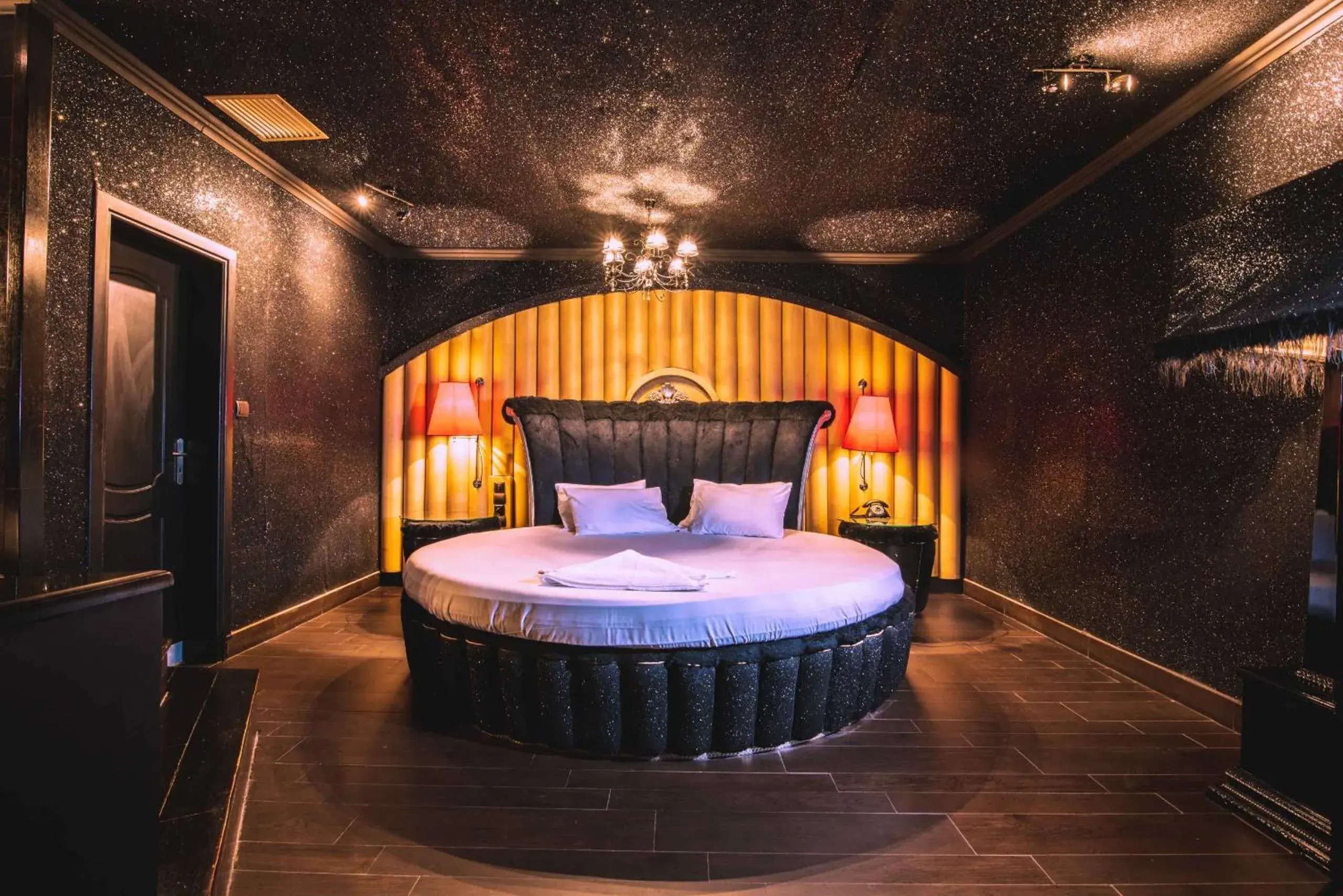 King Suite with Spa Bath in Ruby Rooms Kifisia King Suite with Spa Bath in Ruby Rooms Kifisia