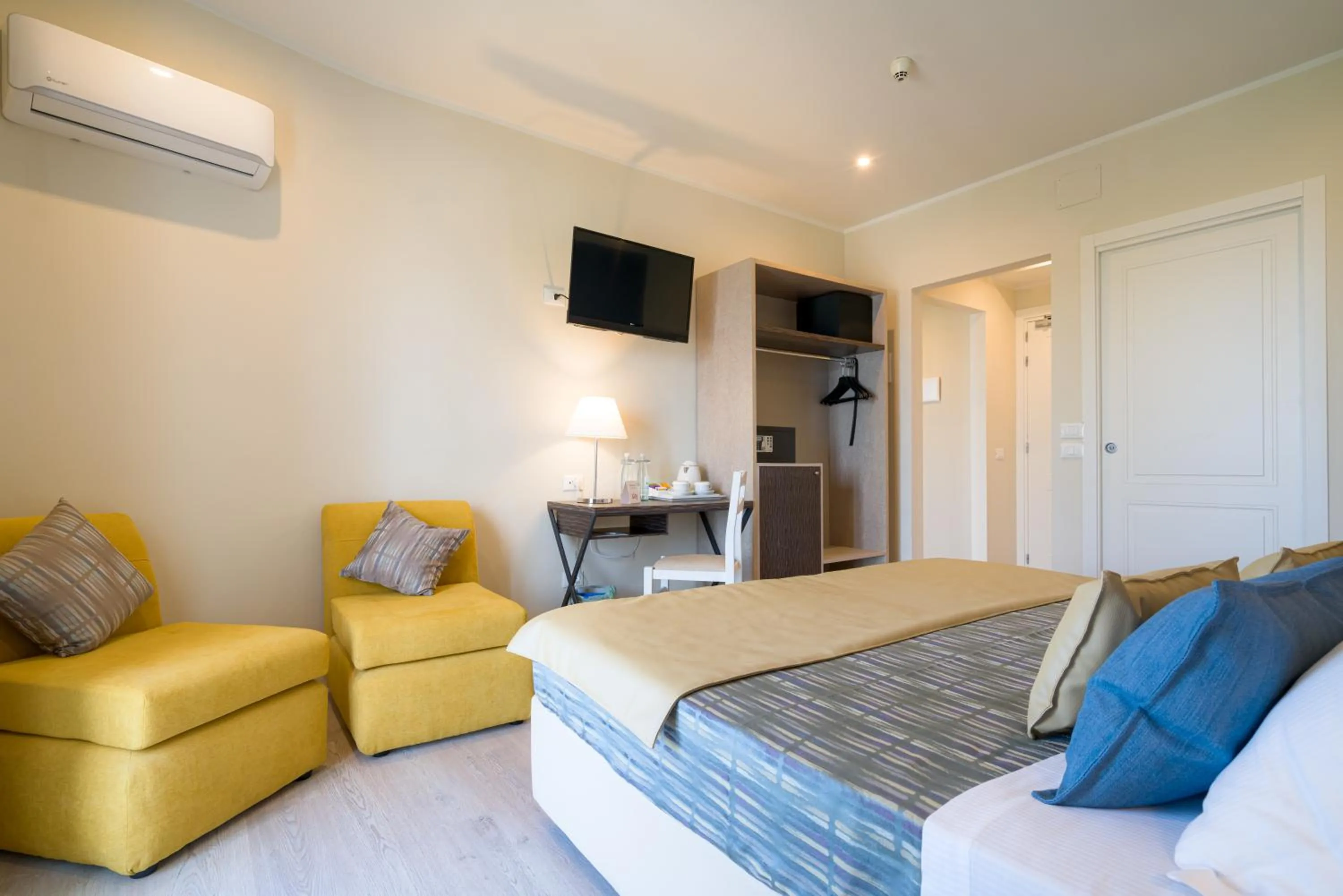 Photo of the whole room, Bed in Hotel Rivage Taormina