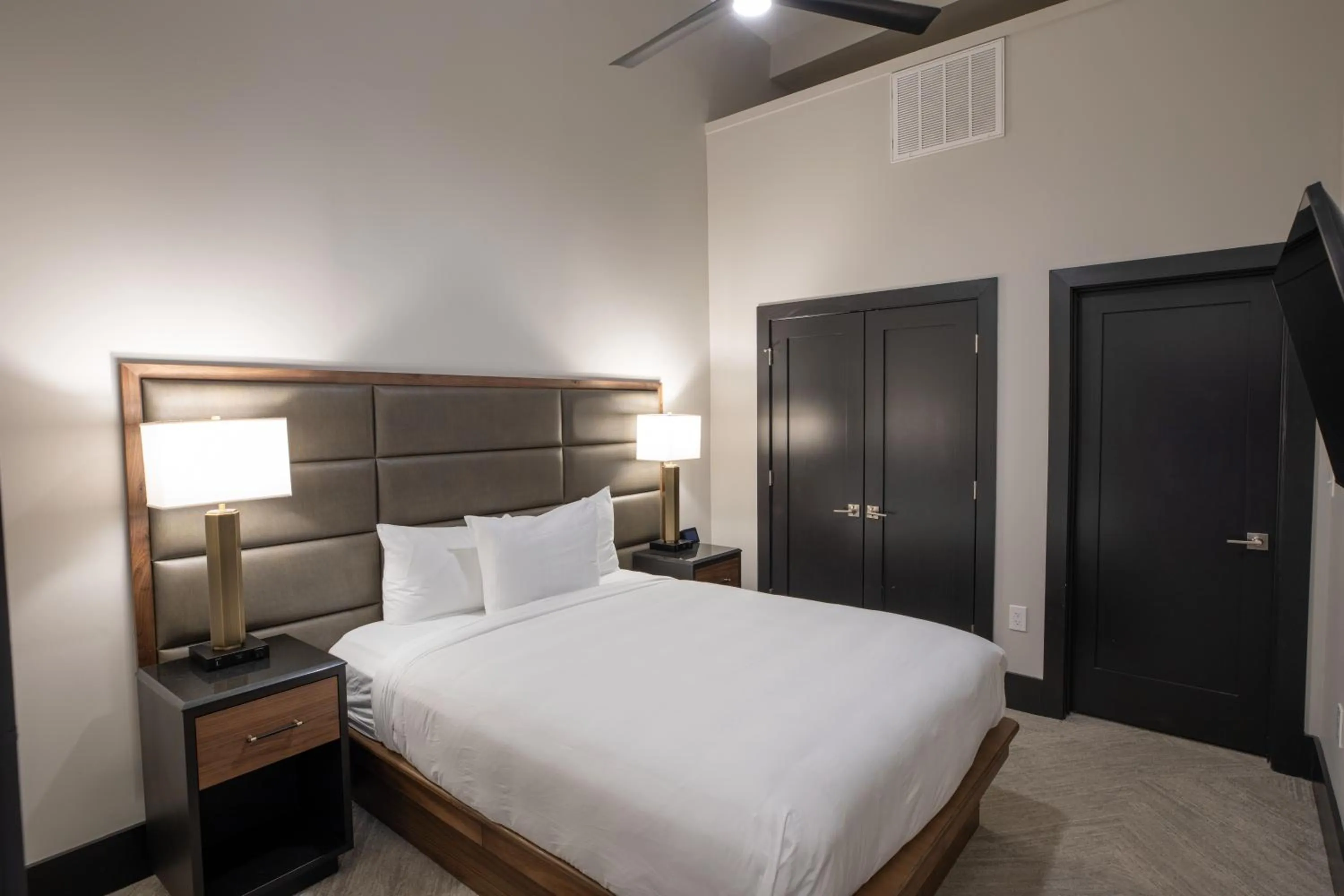 Bedroom, Bed in The Bee Hotel, Danville
