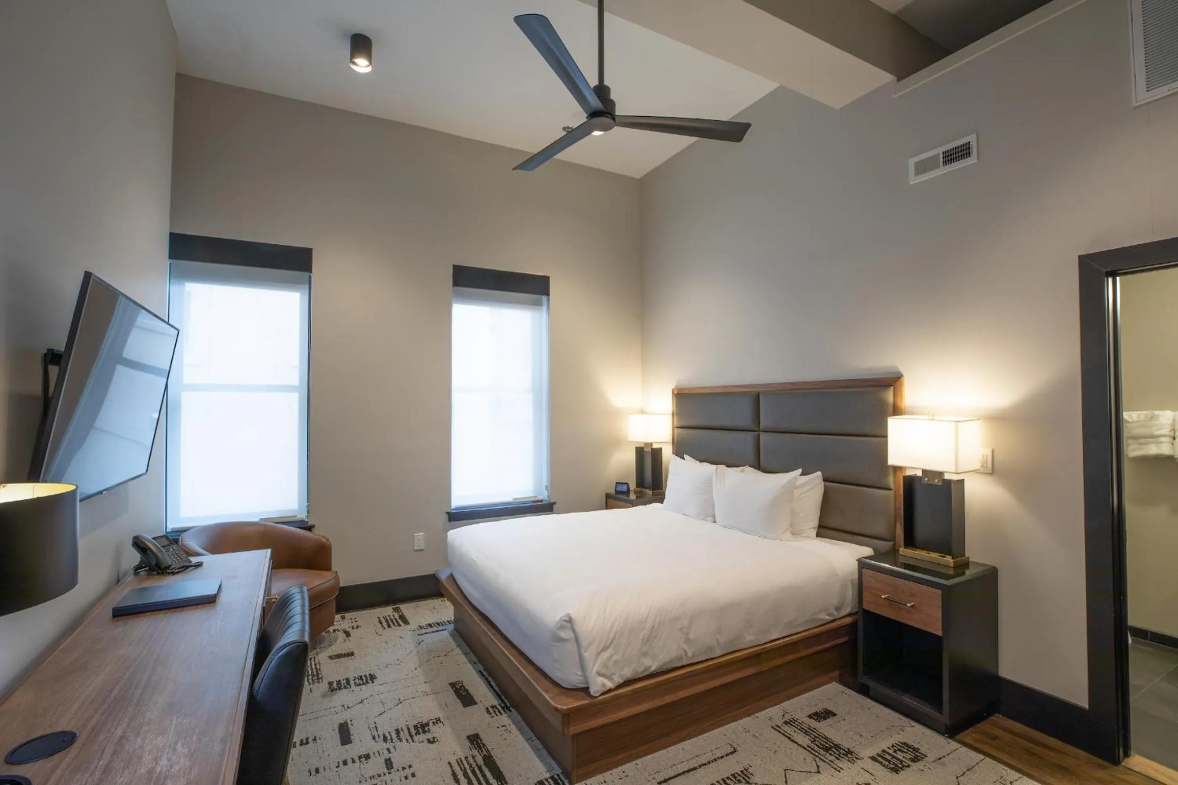 Bedroom, Bed in The Bee Hotel, Danville