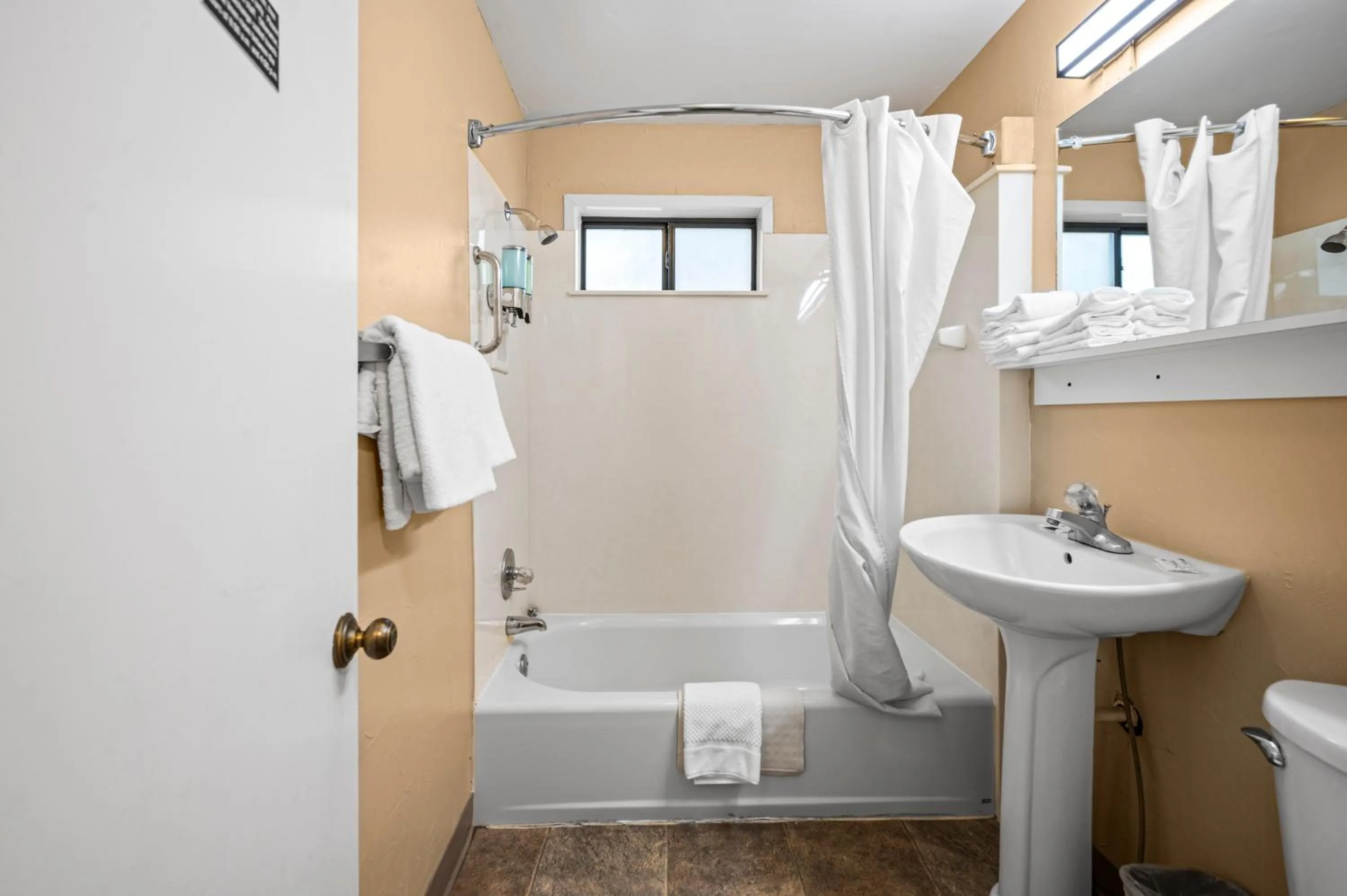 Carr's Northside Hotel and Cottages