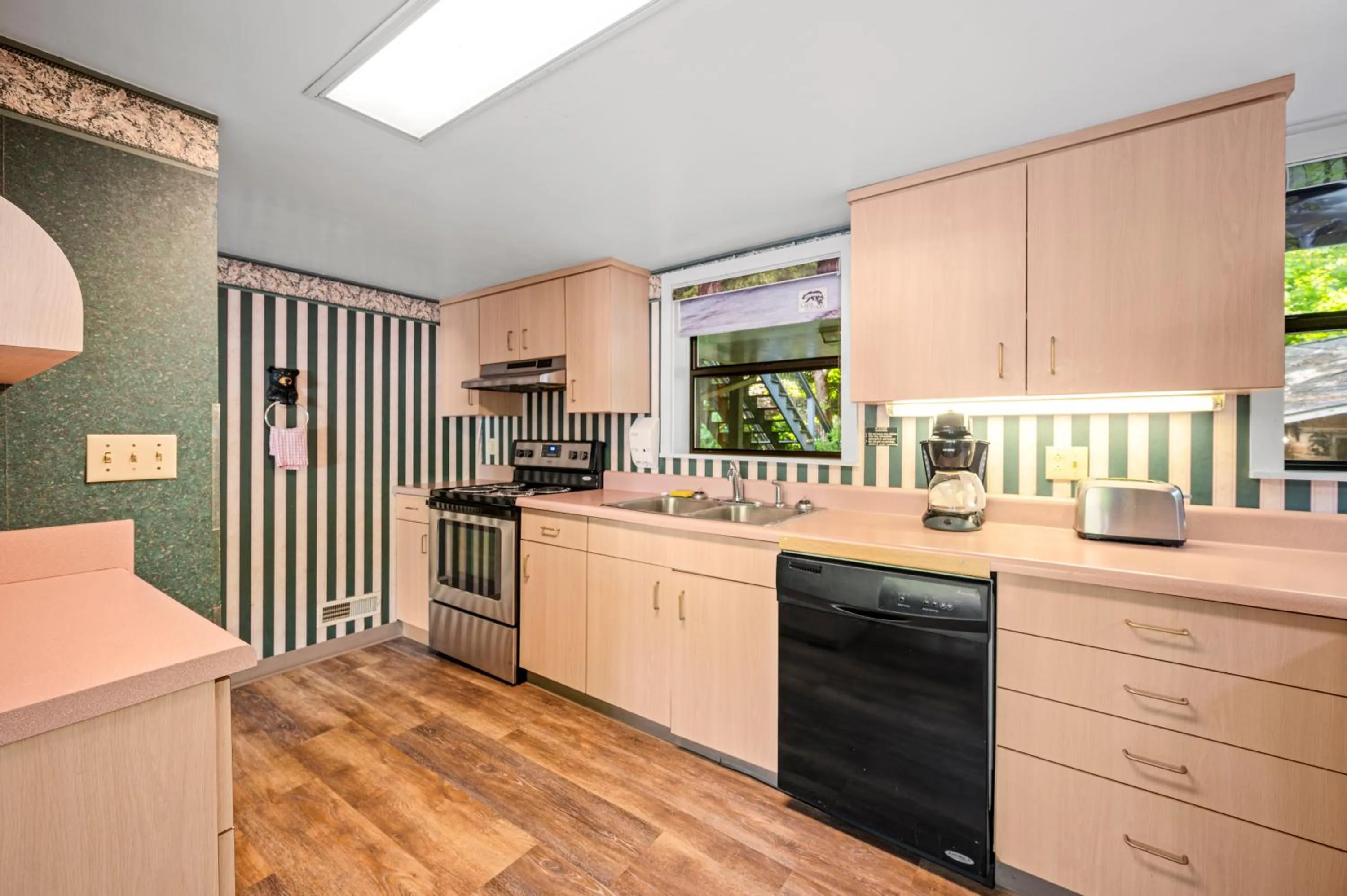 Carr's Northside Hotel and Cottages