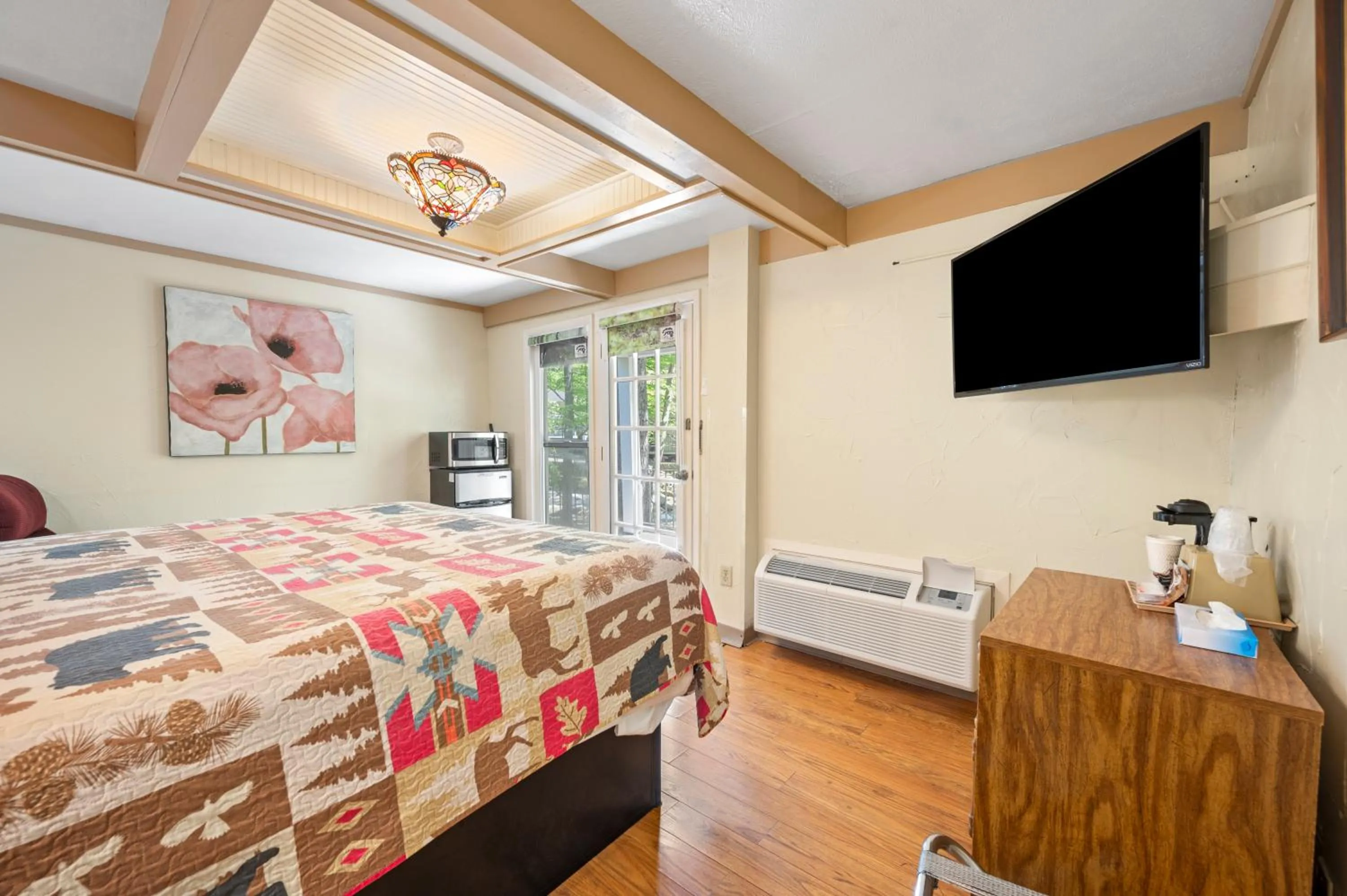 Bed in Carr's Northside Hotel and Cottages