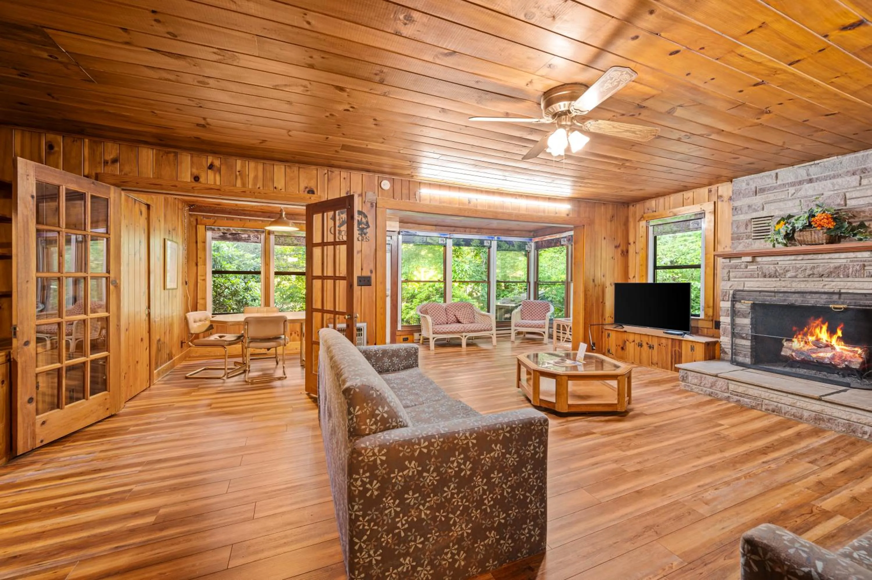 Carr's Northside Hotel and Cottages