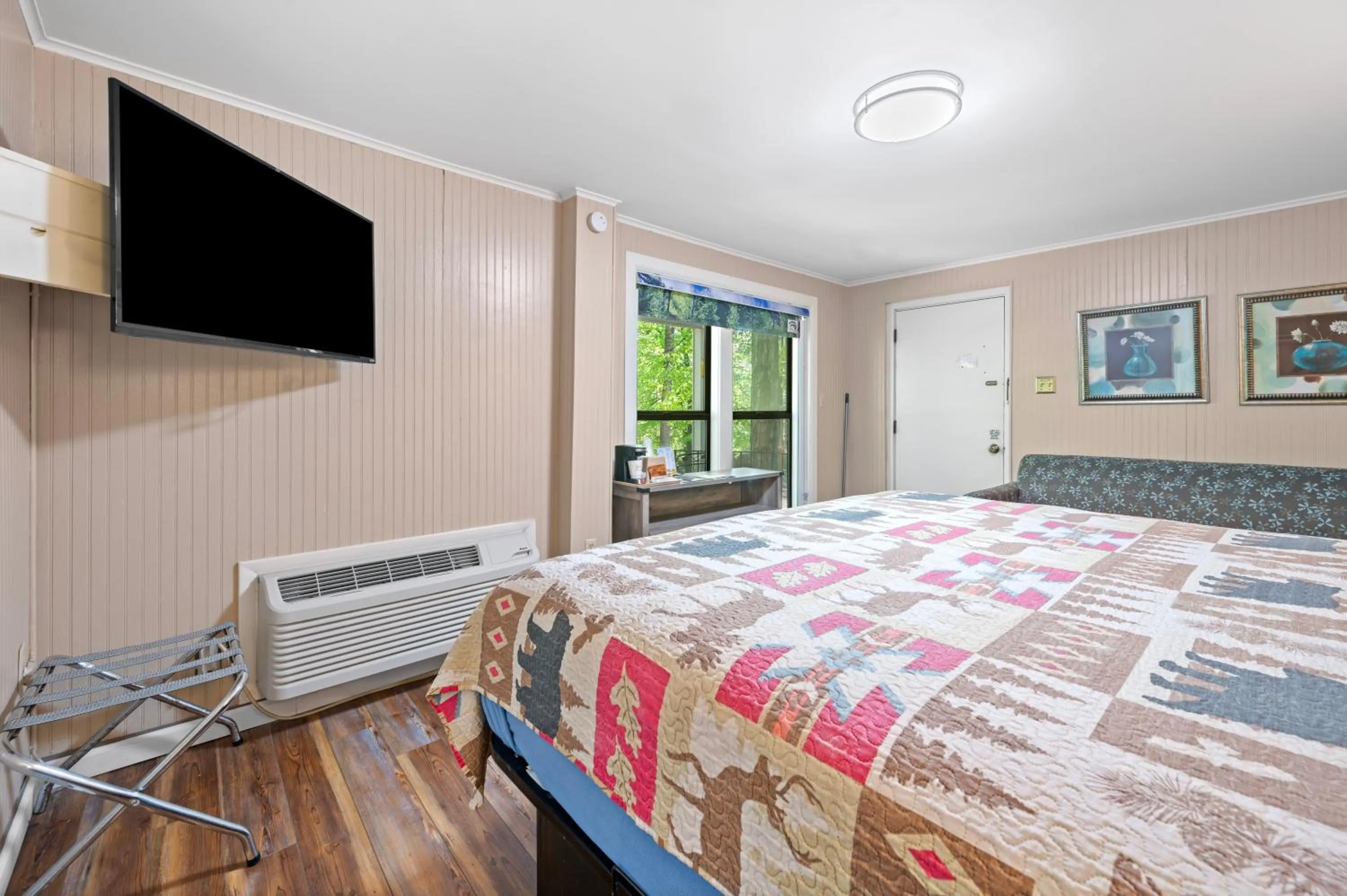 Bed in Carr's Northside Hotel and Cottages