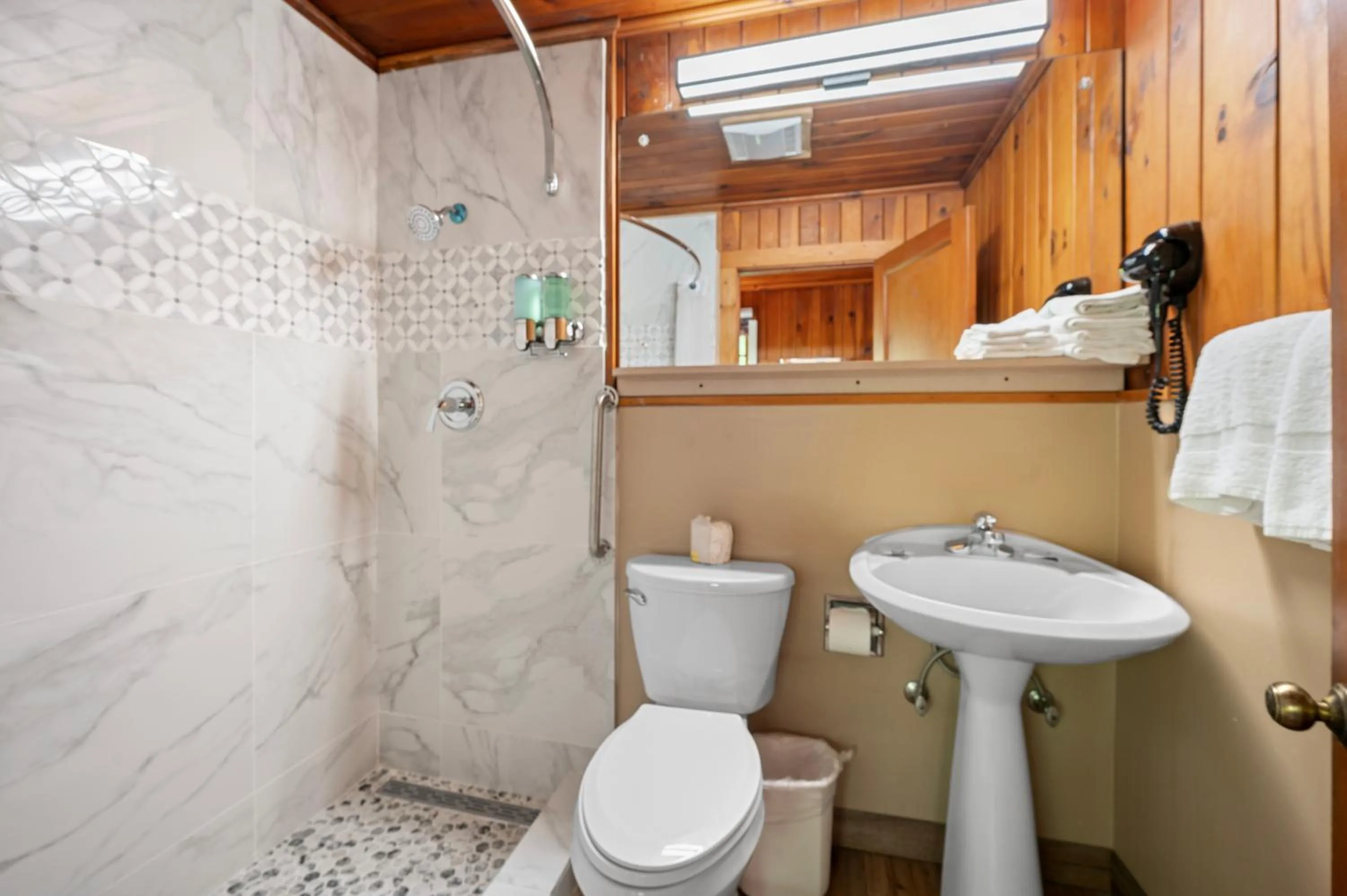 Carr's Northside Hotel and Cottages