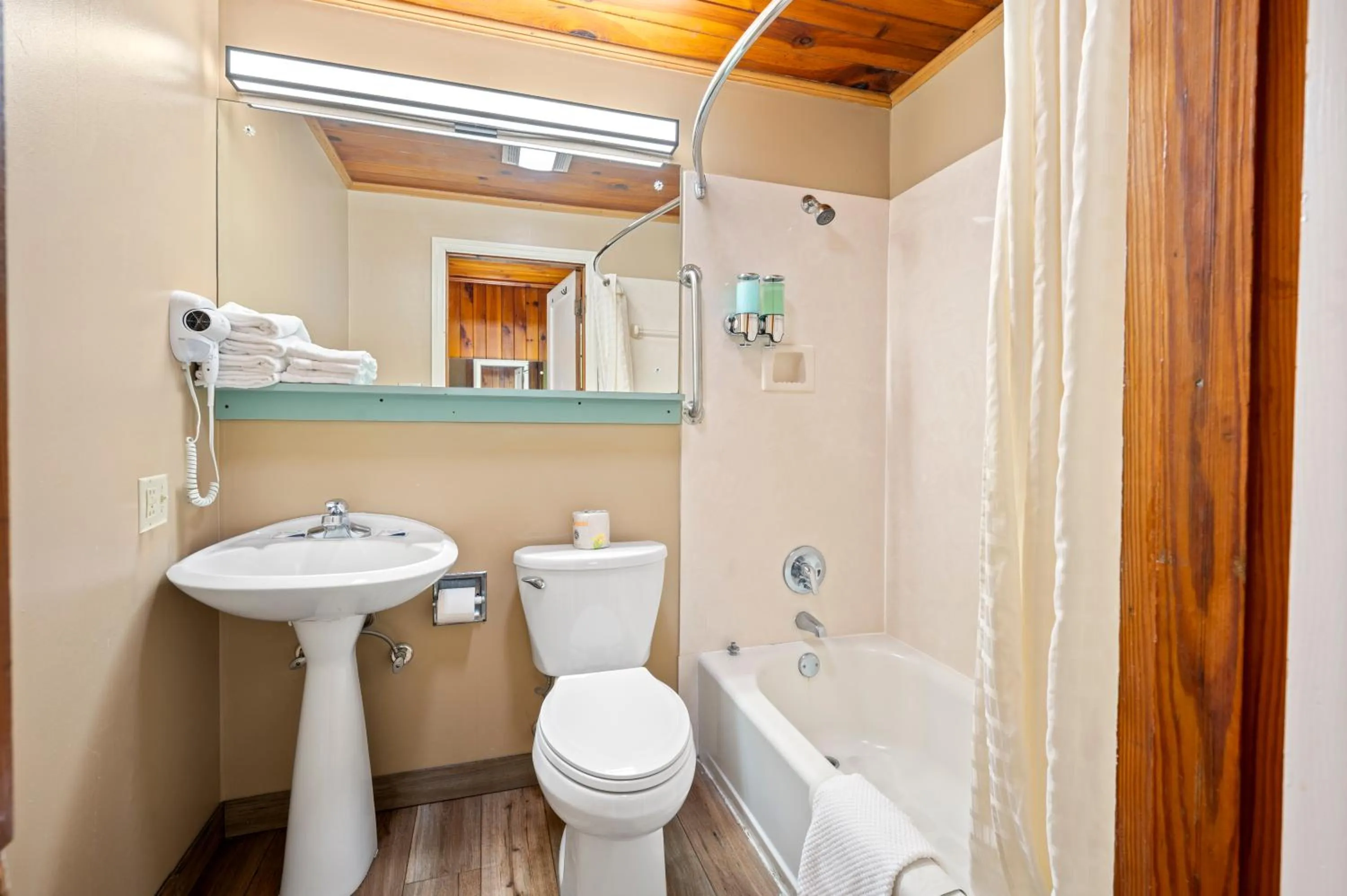 Carr's Northside Hotel and Cottages