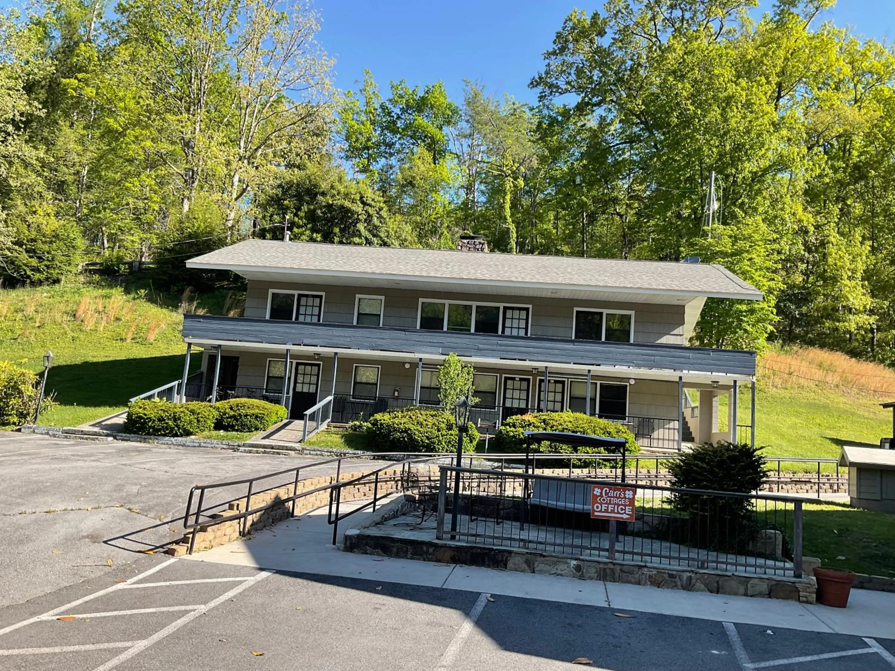 Carr's Northside Hotel and Cottages