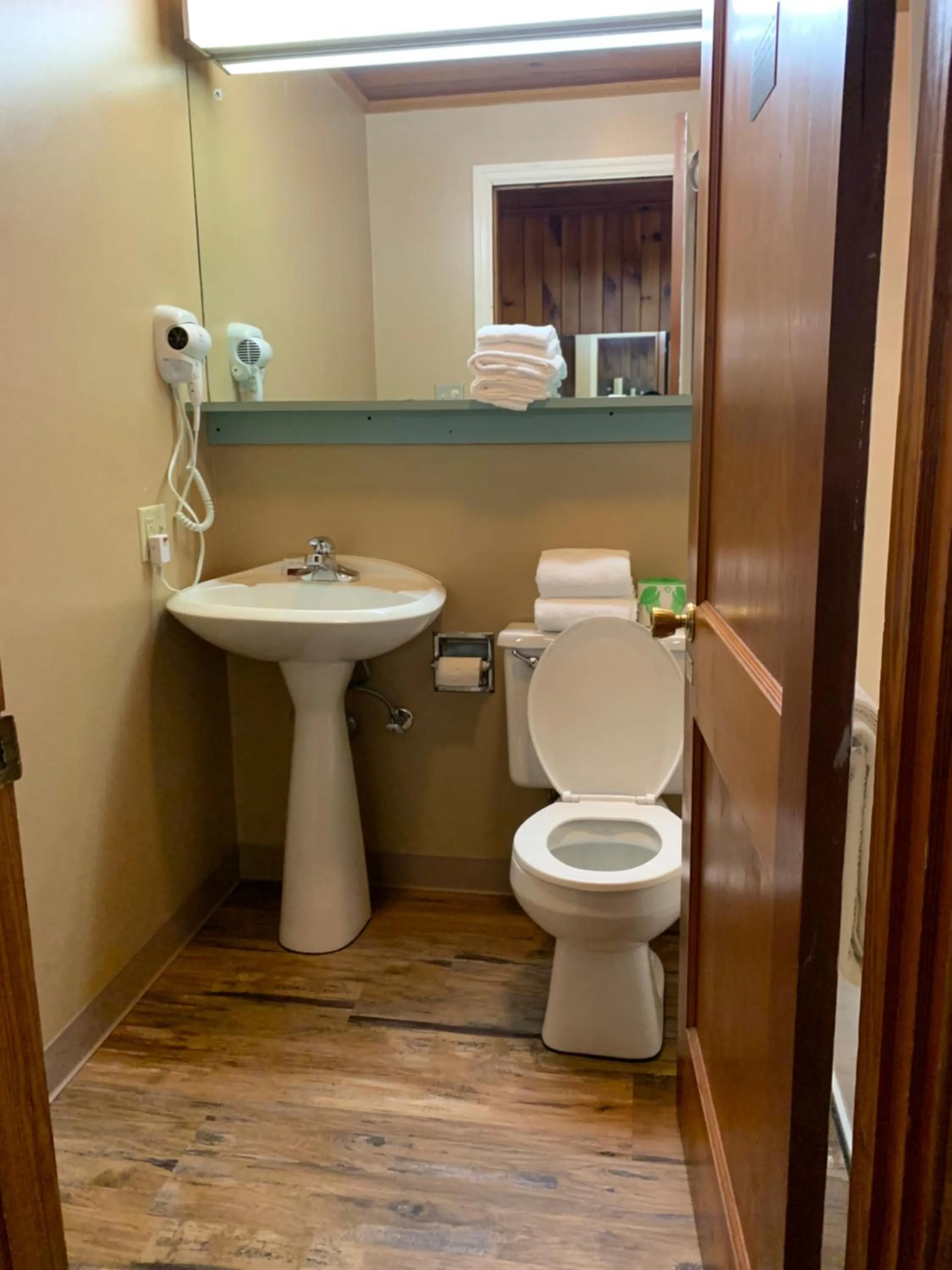 Bathroom in Carr's Northside Hotel and Cottages
