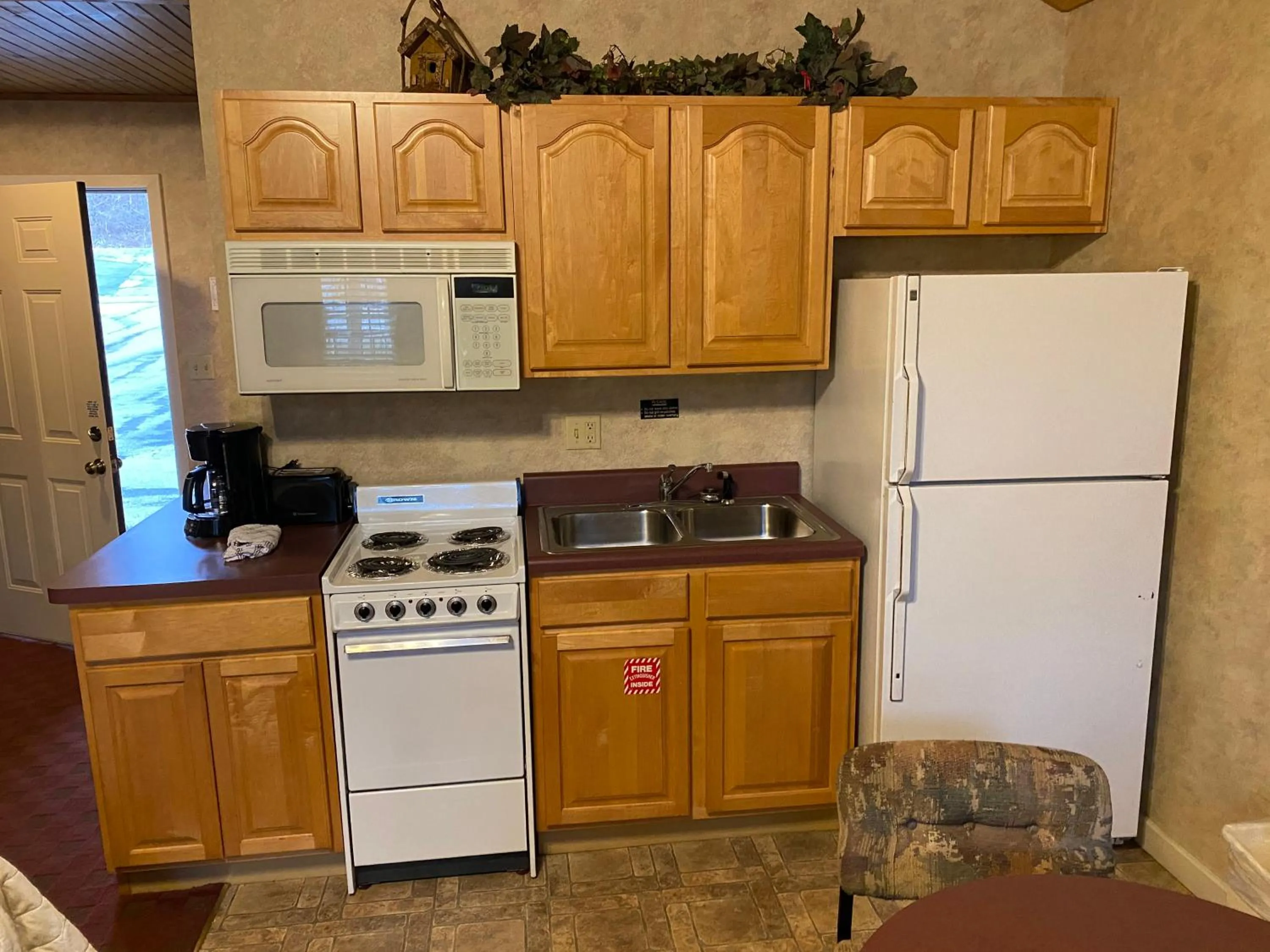 Kitchen or kitchenette in Carr's Northside Hotel and Cottages