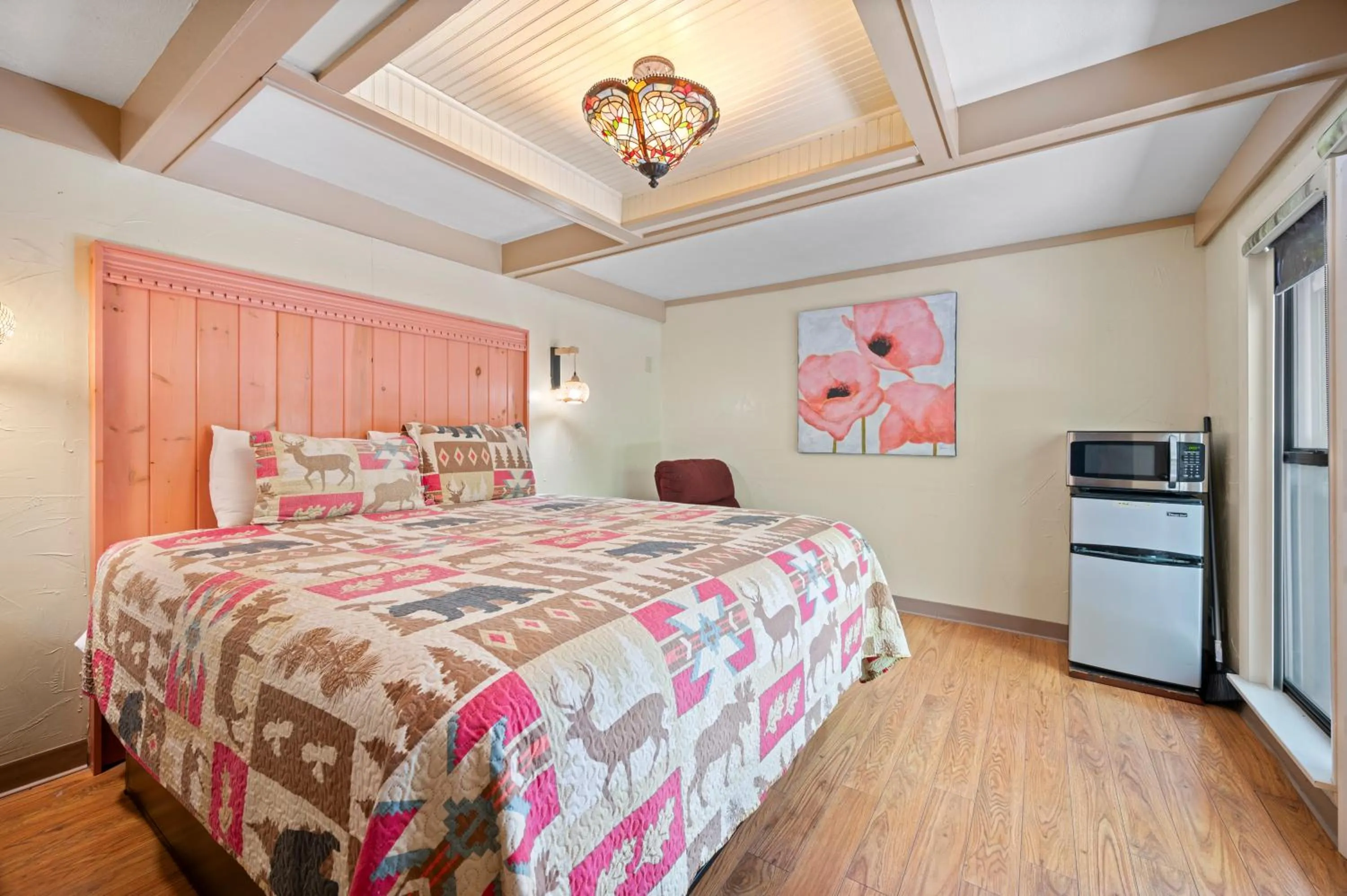 Bed in Carr's Northside Hotel and Cottages