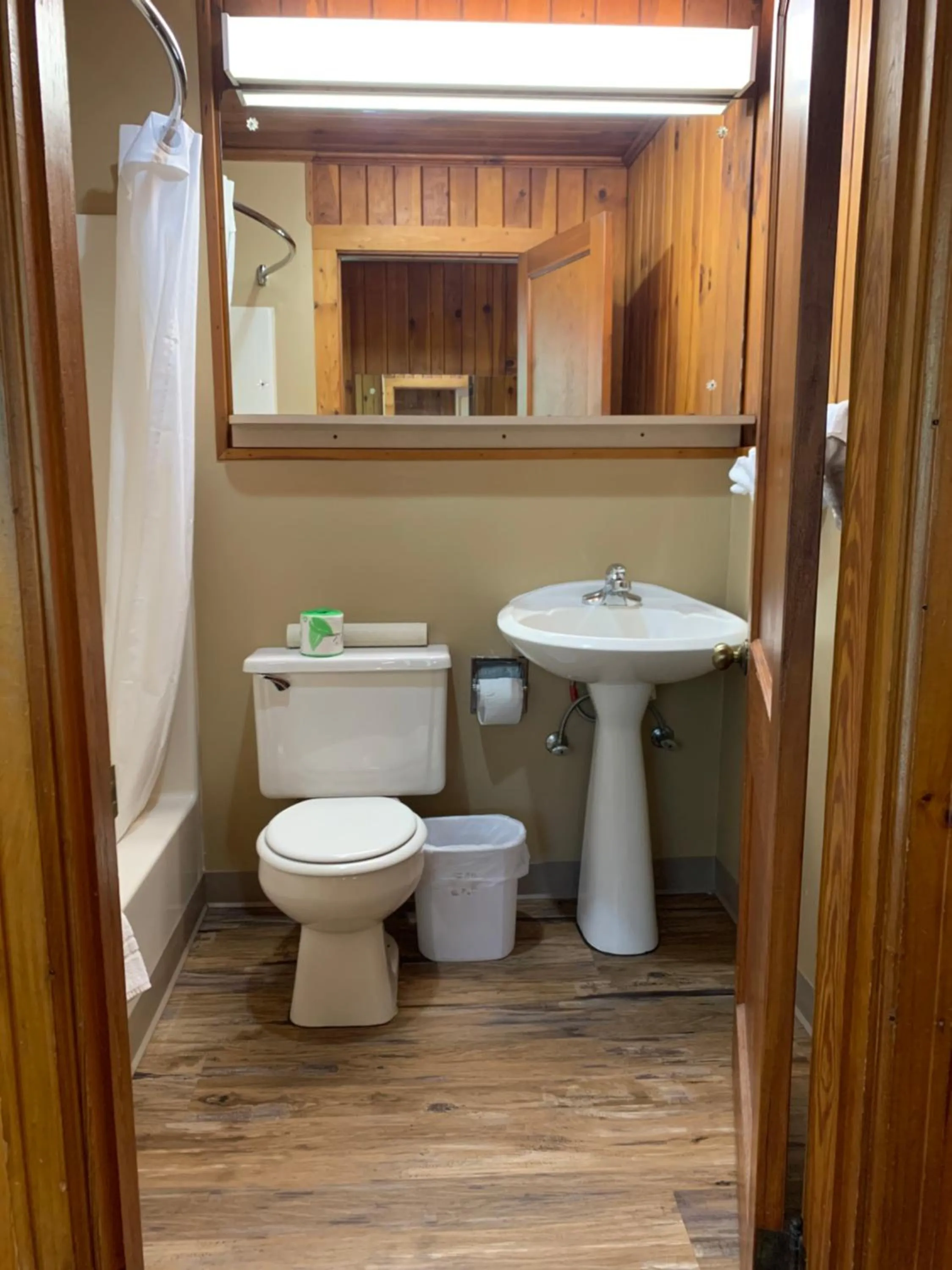 Bathroom in Carr's Northside Hotel and Cottages