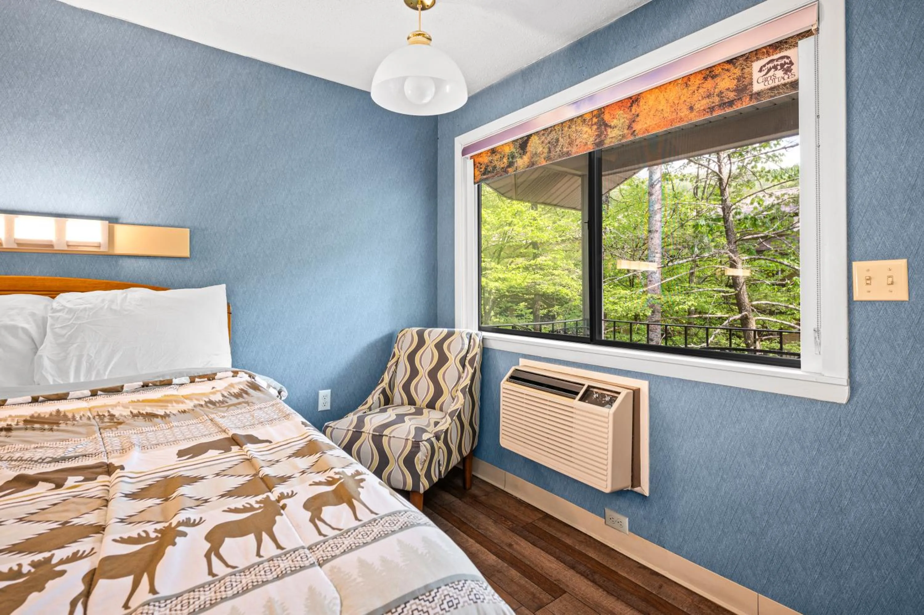 Bed in Carr's Northside Hotel and Cottages