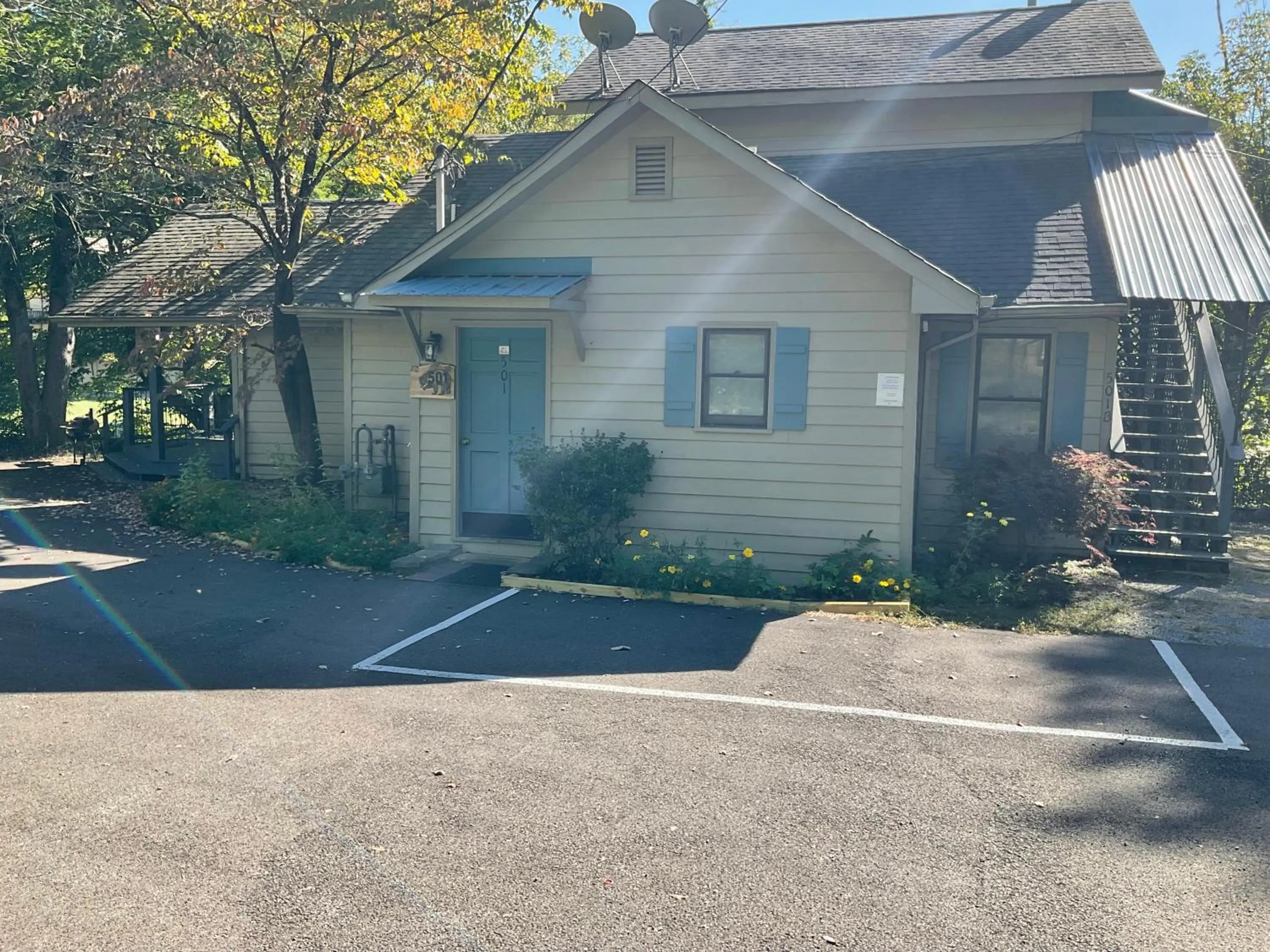 Carr's Northside Hotel and Cottages