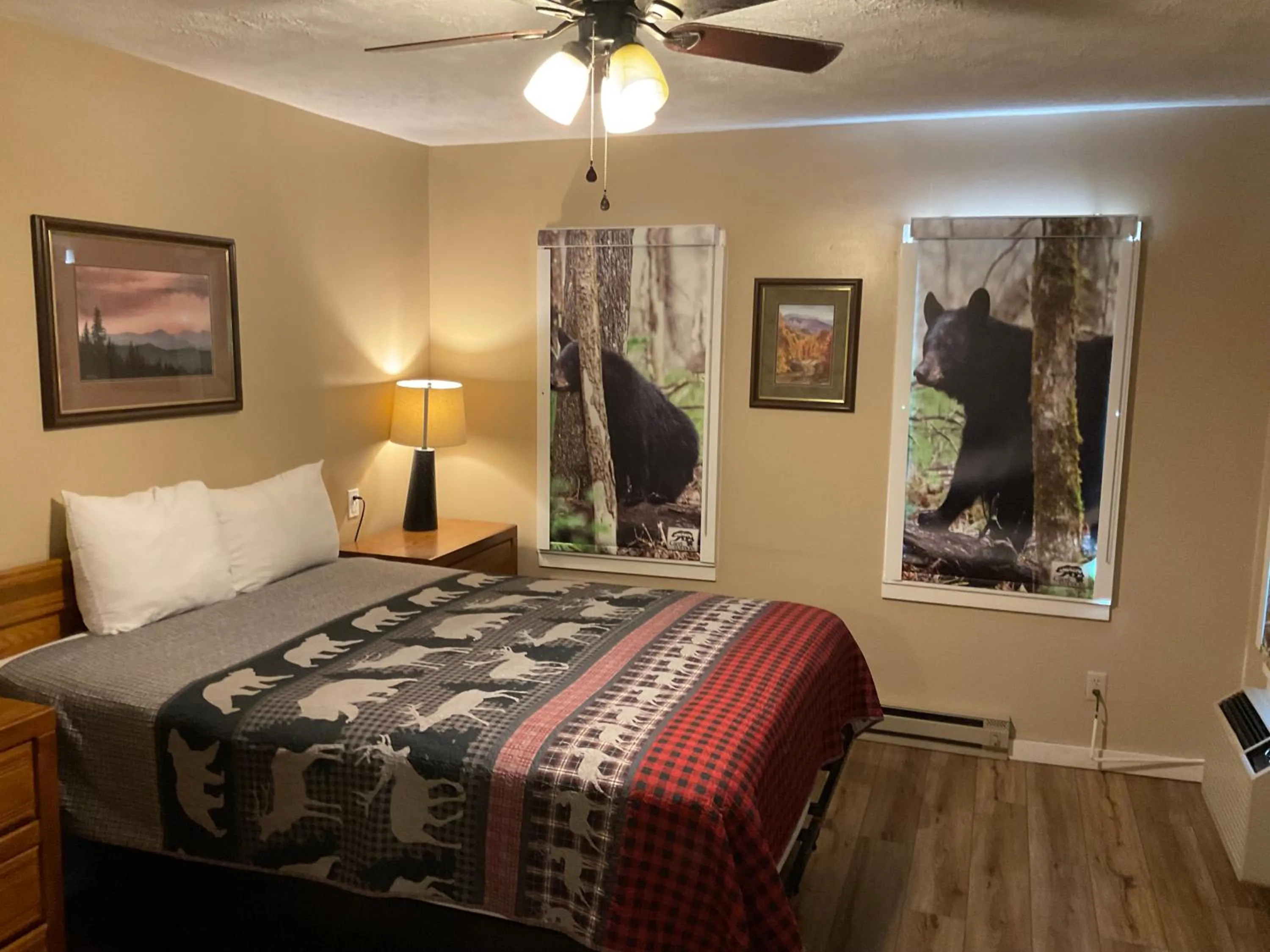 Bed in Carr's Northside Hotel and Cottages