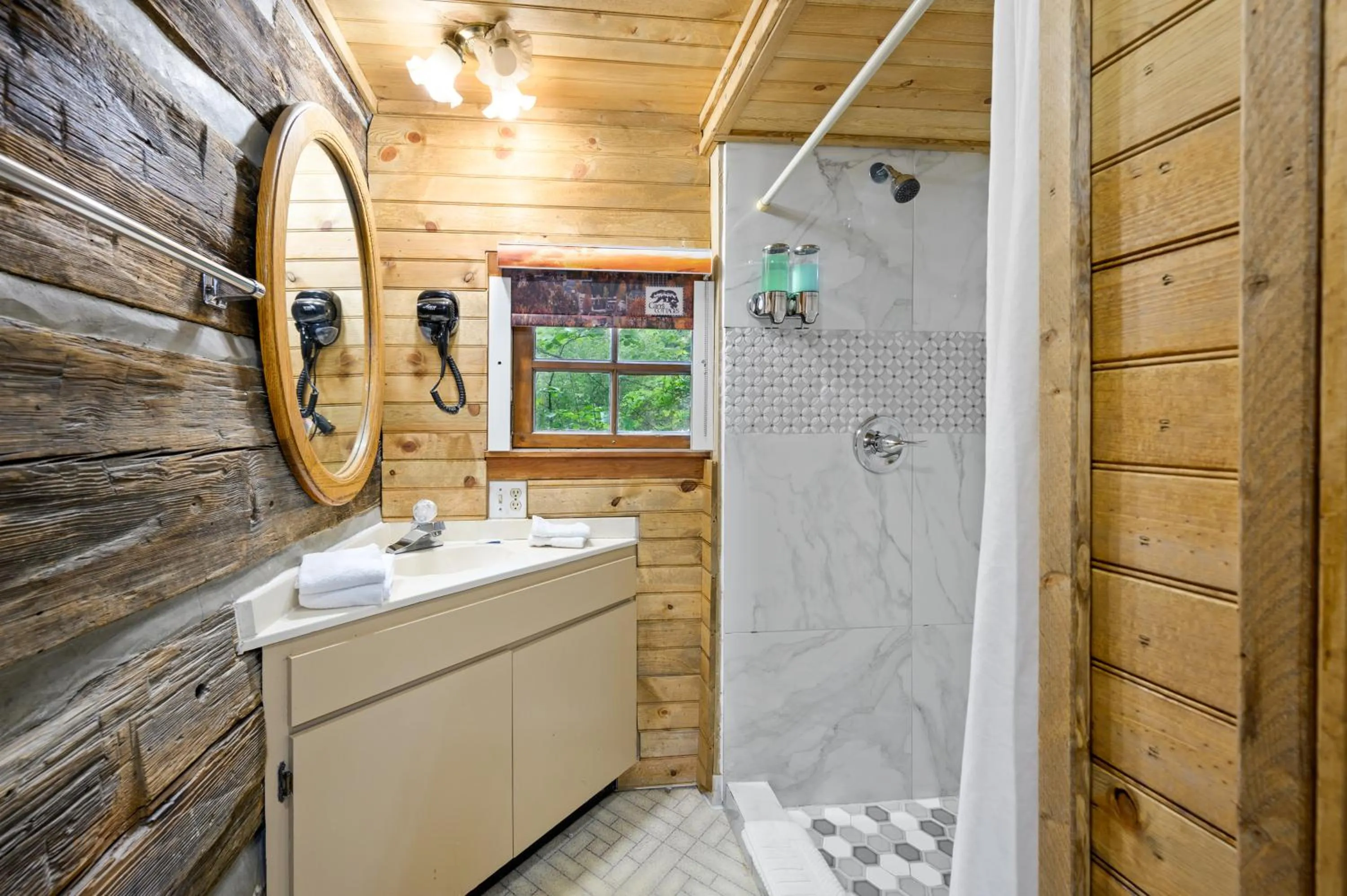 Carr's Northside Hotel and Cottages