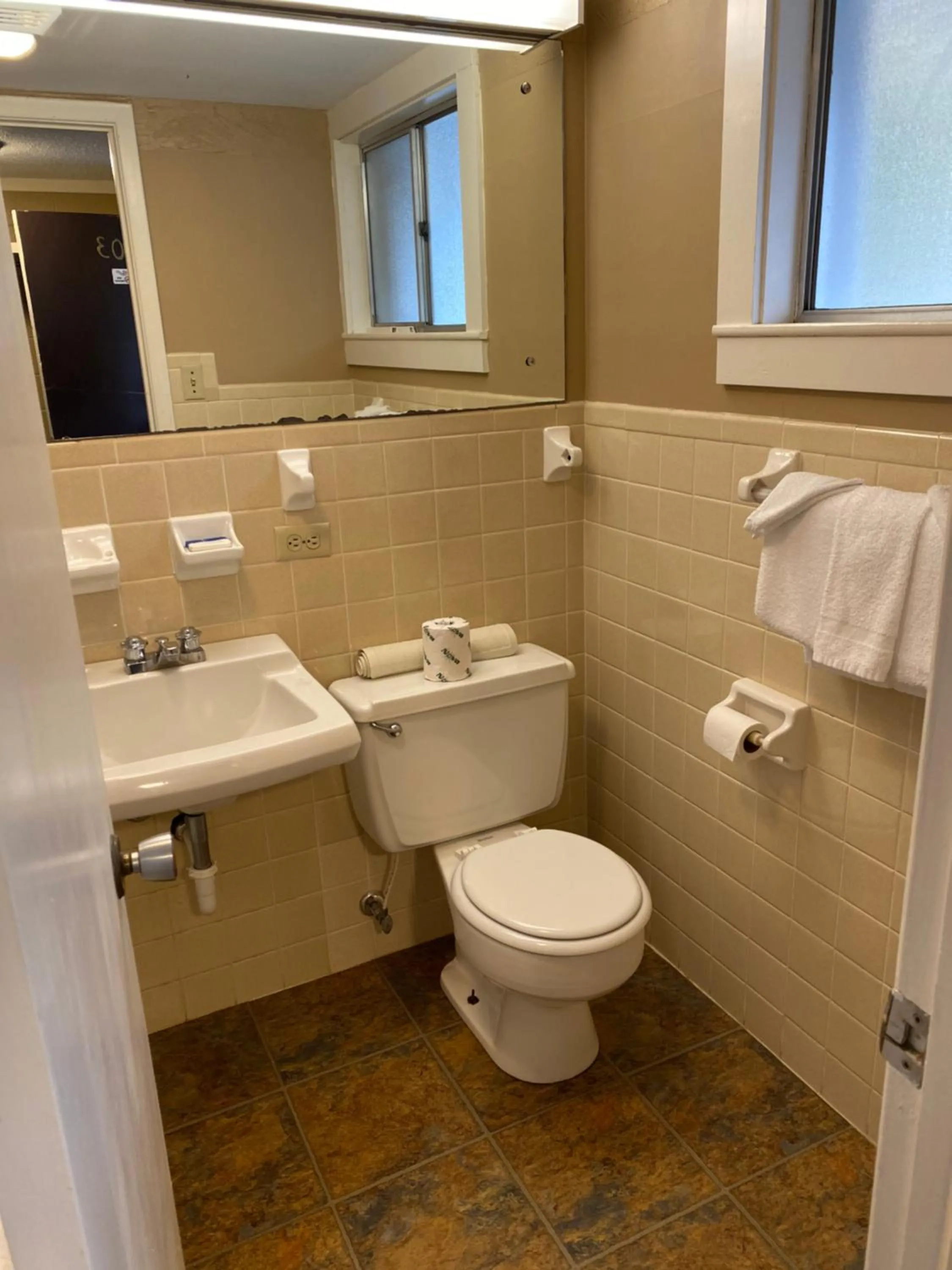 Bathroom in Carr's Northside Hotel and Cottages