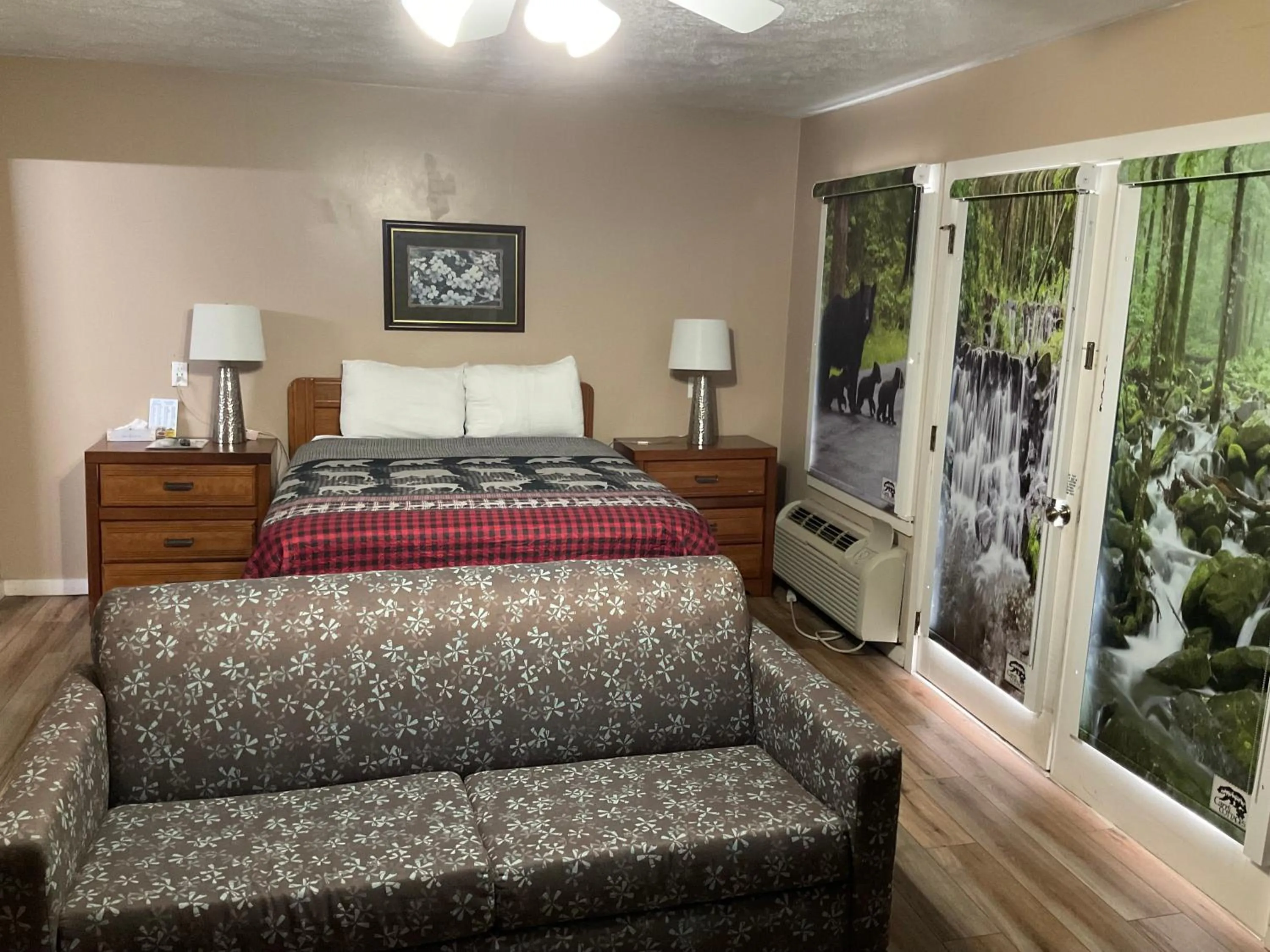 Bed in Carr's Northside Hotel and Cottages