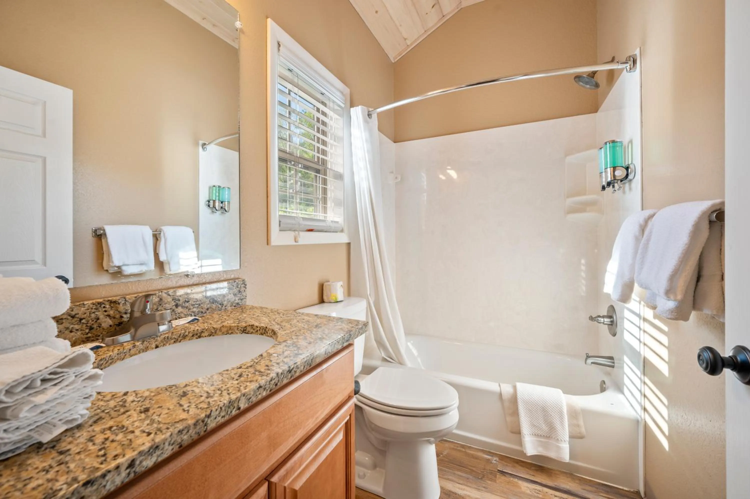 Carr's Northside Hotel and Cottages