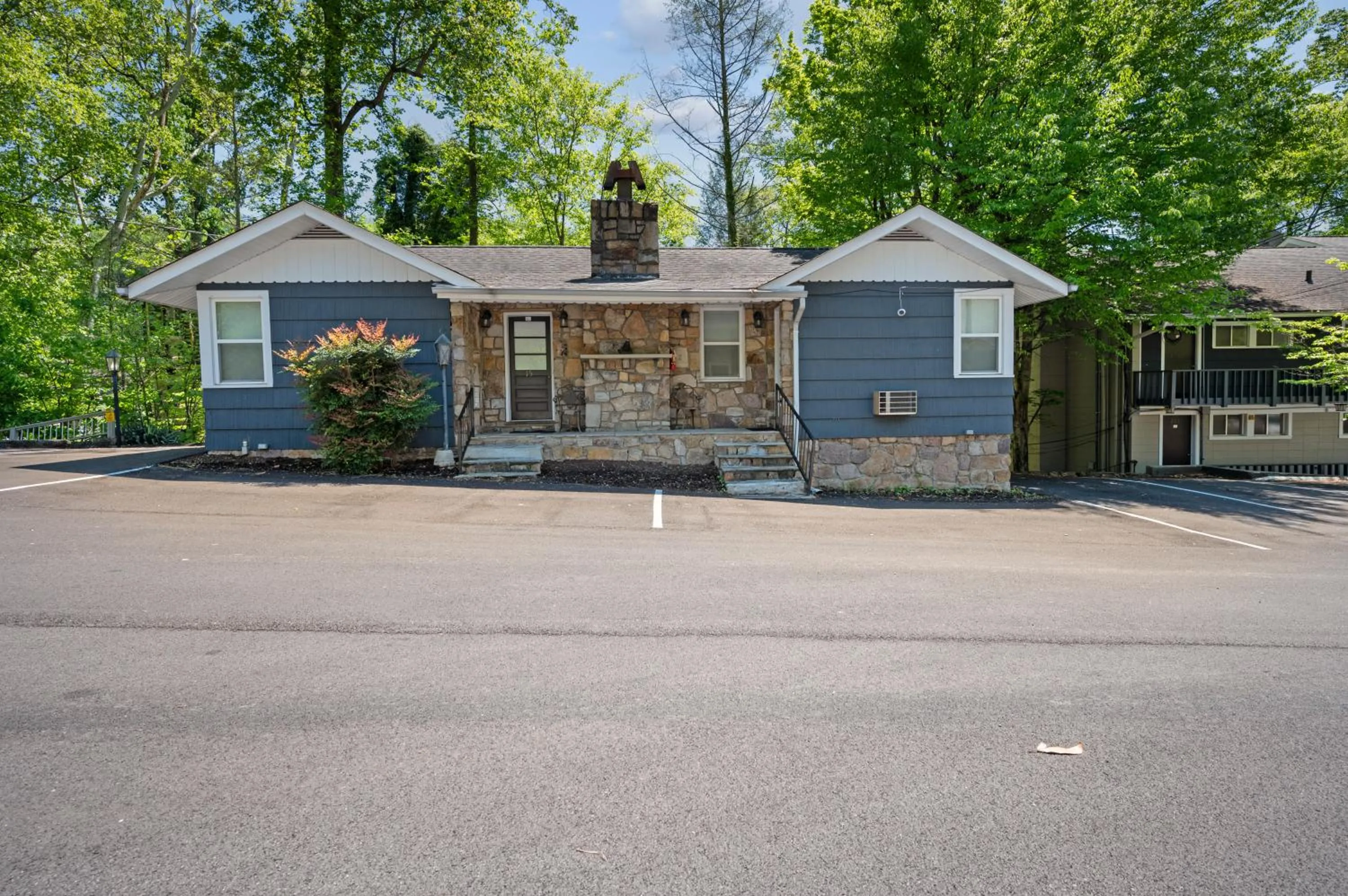 Carr's Northside Hotel and Cottages