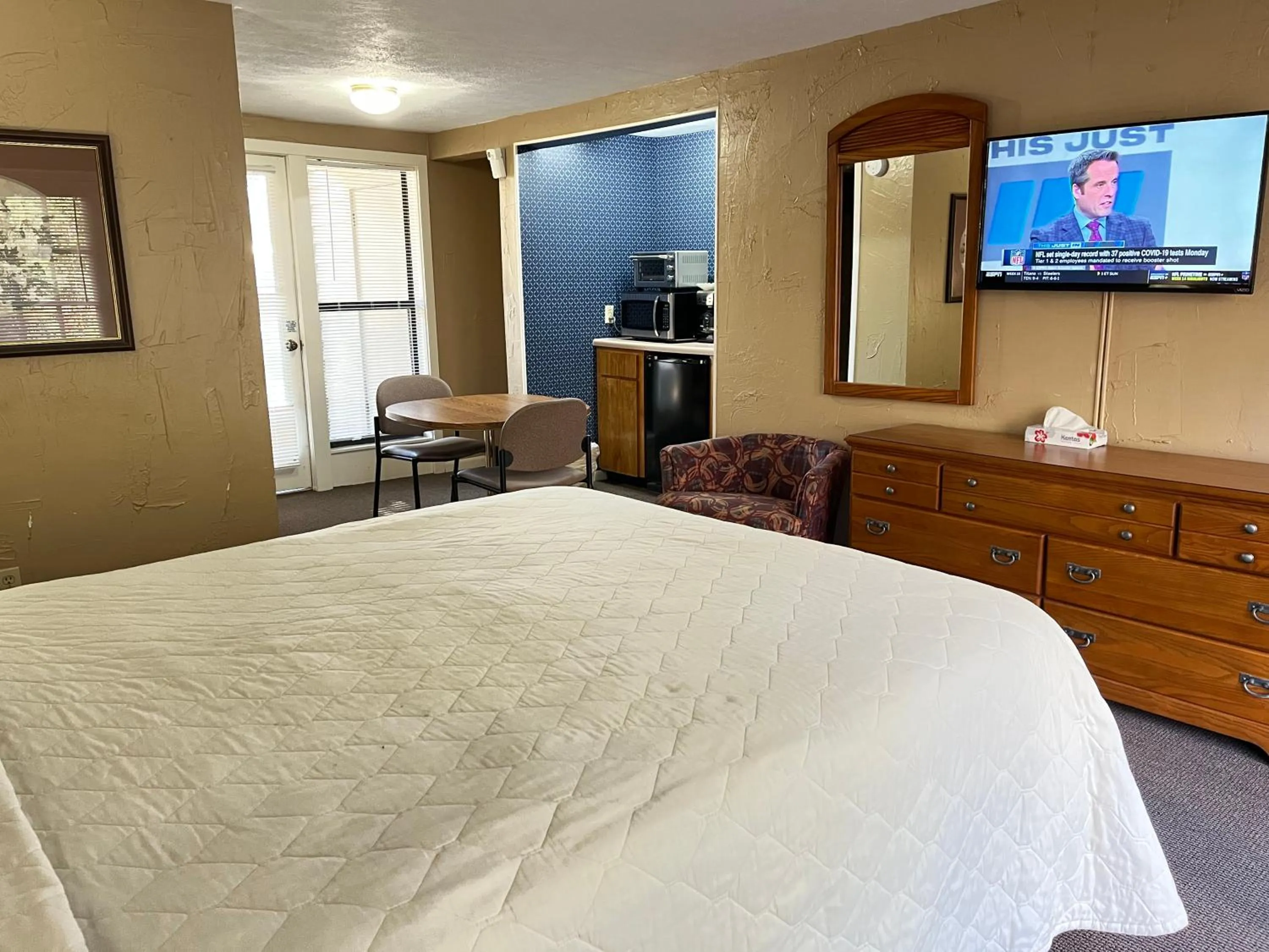 Bed in Carr's Northside Hotel and Cottages