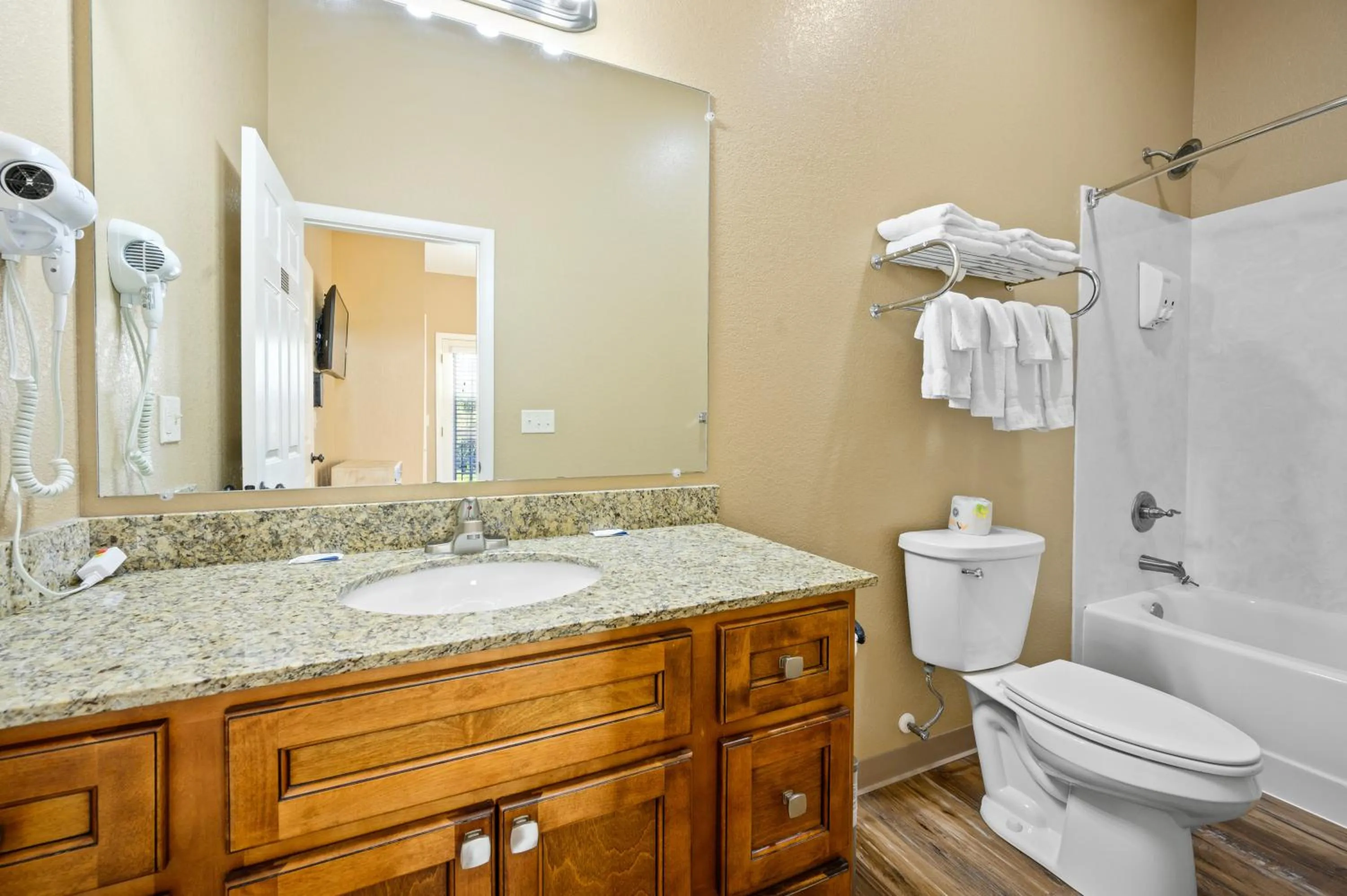 Carr's Northside Hotel and Cottages