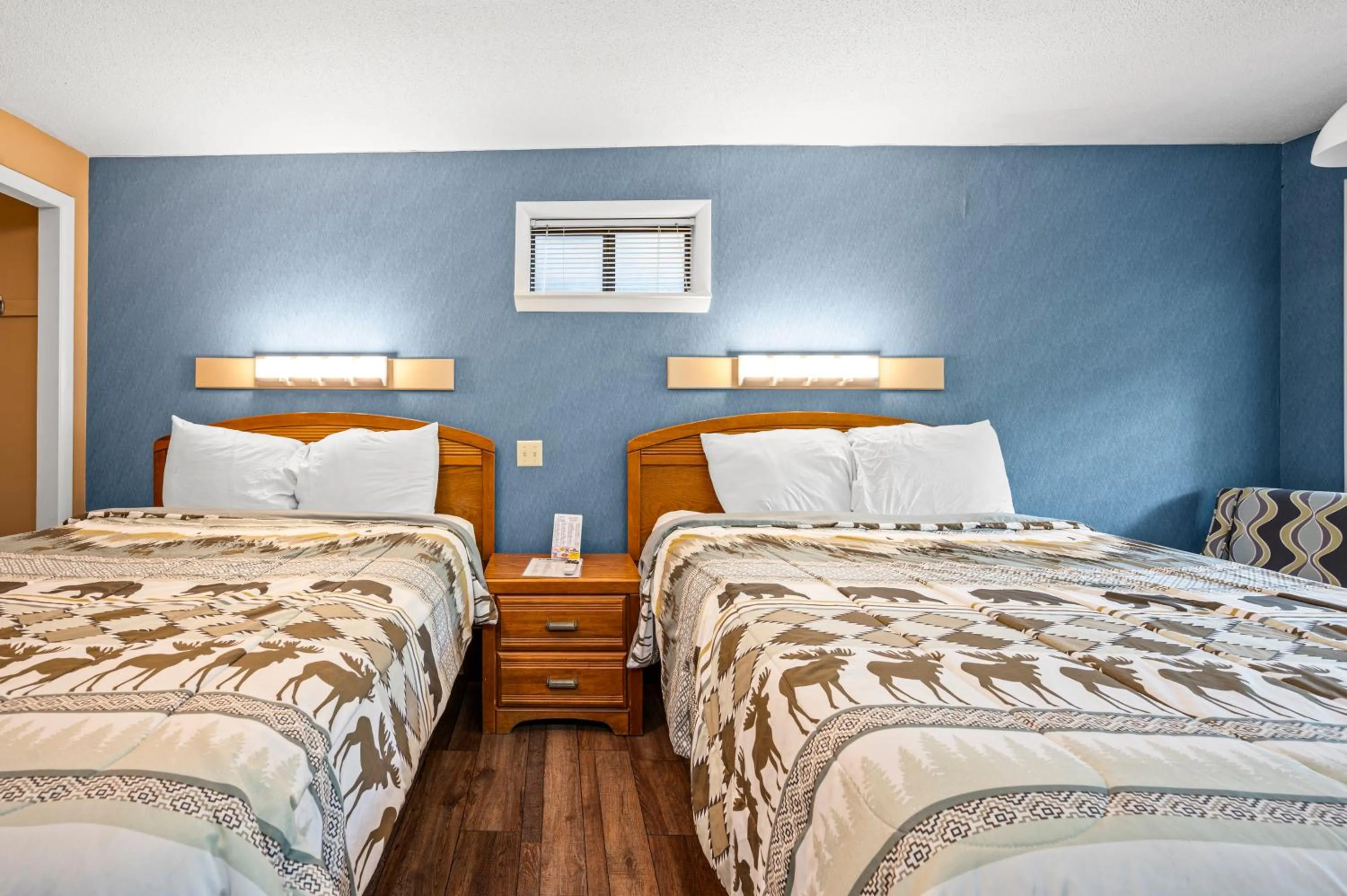 Bedroom, Bed in Carr's Northside Hotel and Cottages