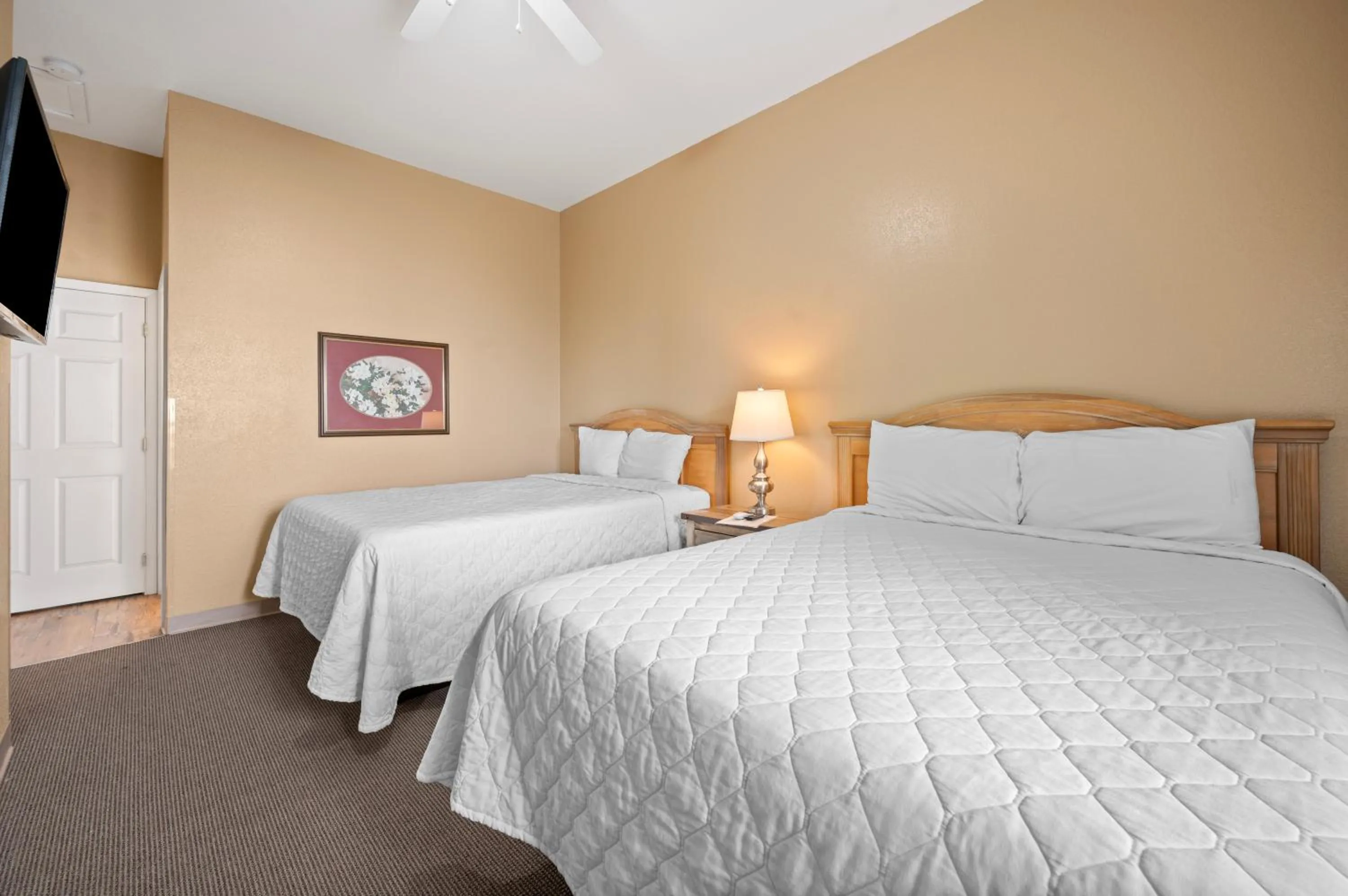 Bed in Carr's Northside Hotel and Cottages