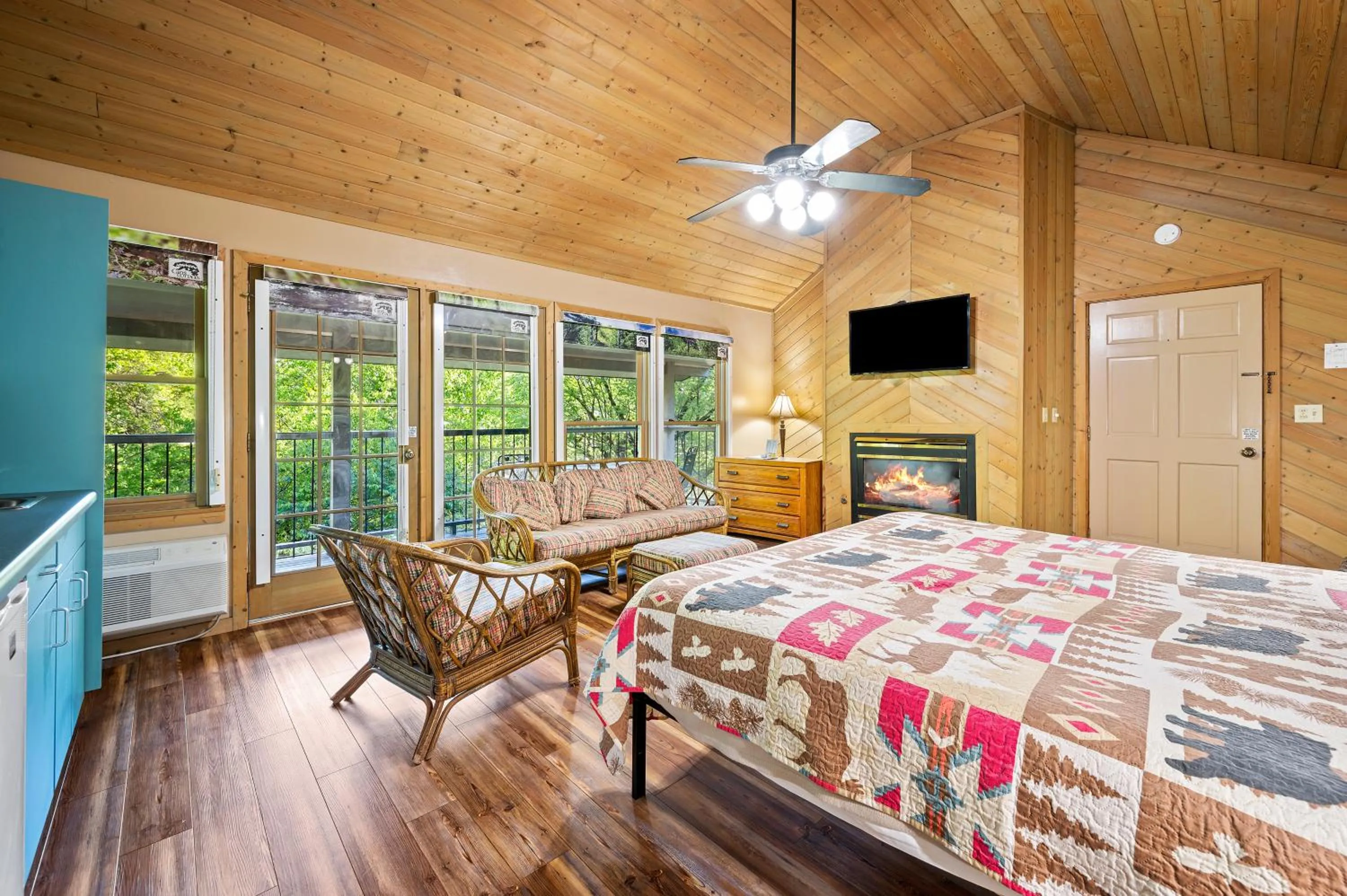 Bed in Carr's Northside Hotel and Cottages