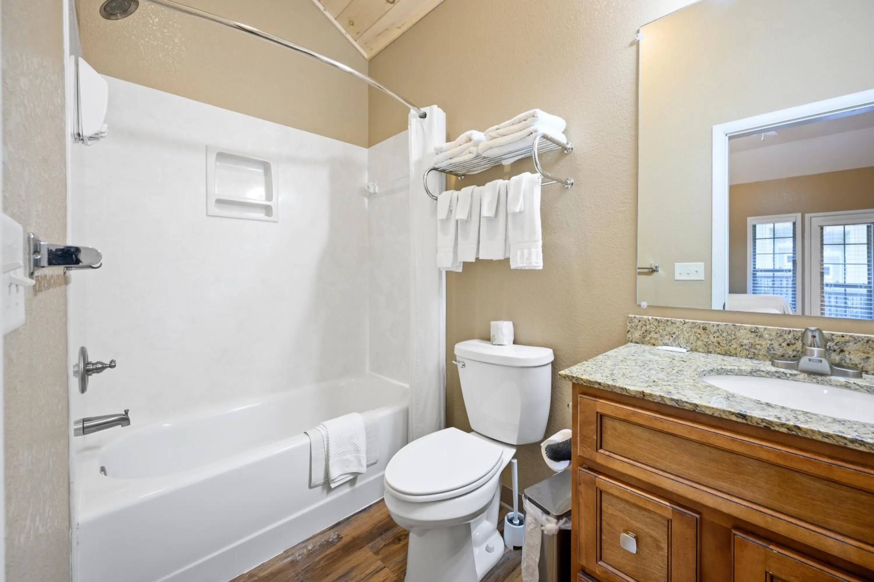 Carr's Northside Hotel and Cottages