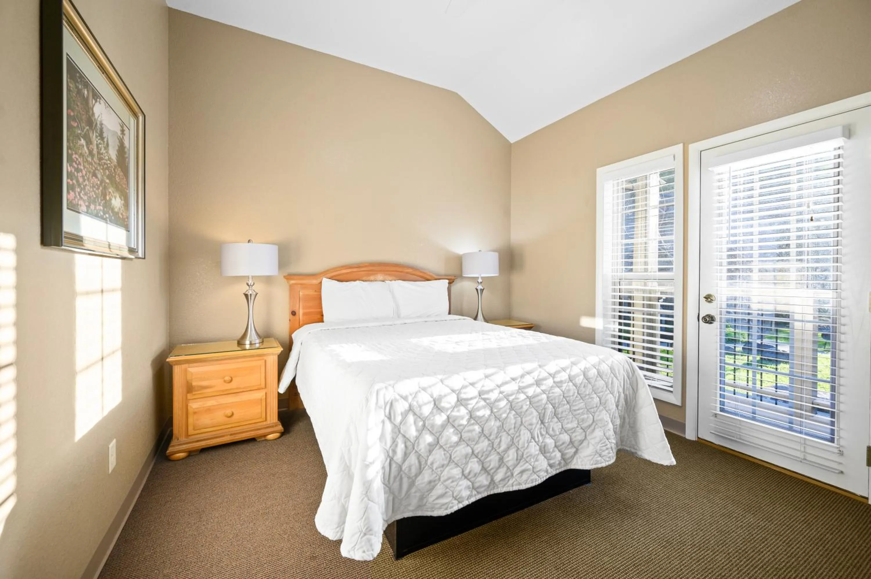 Bed in Carr's Northside Hotel and Cottages