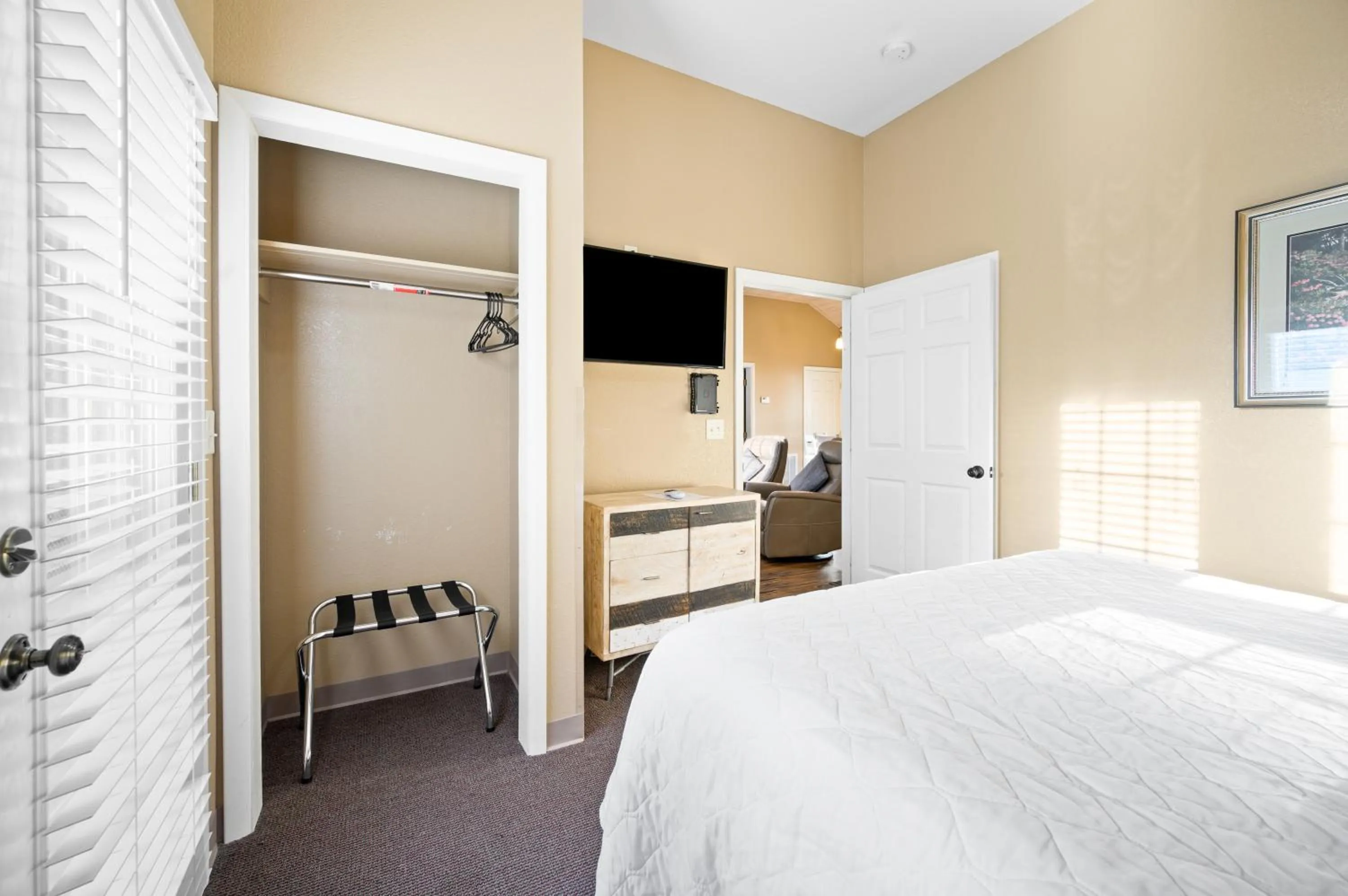 Bed in Carr's Northside Hotel and Cottages