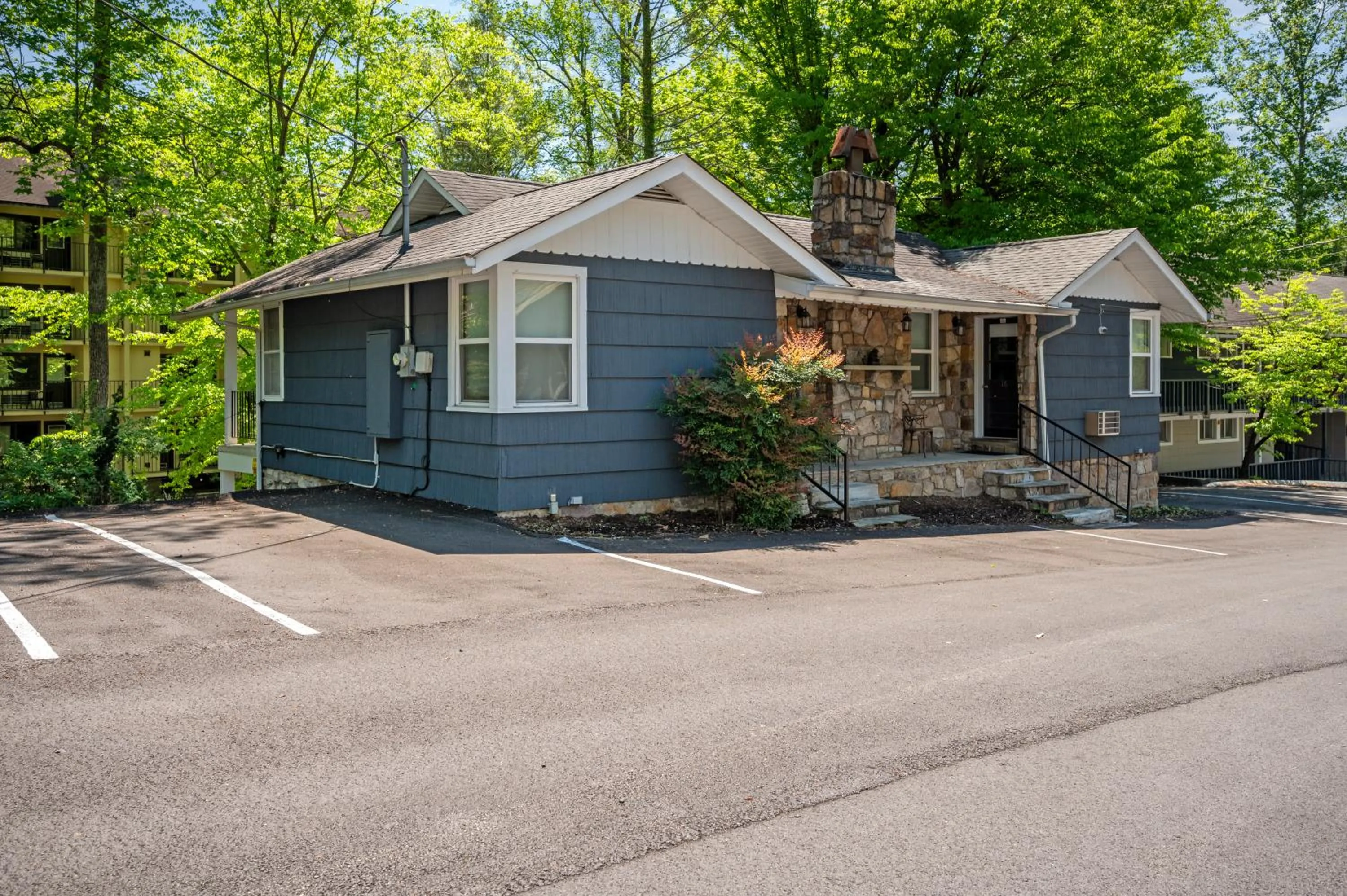 Carr's Northside Hotel and Cottages