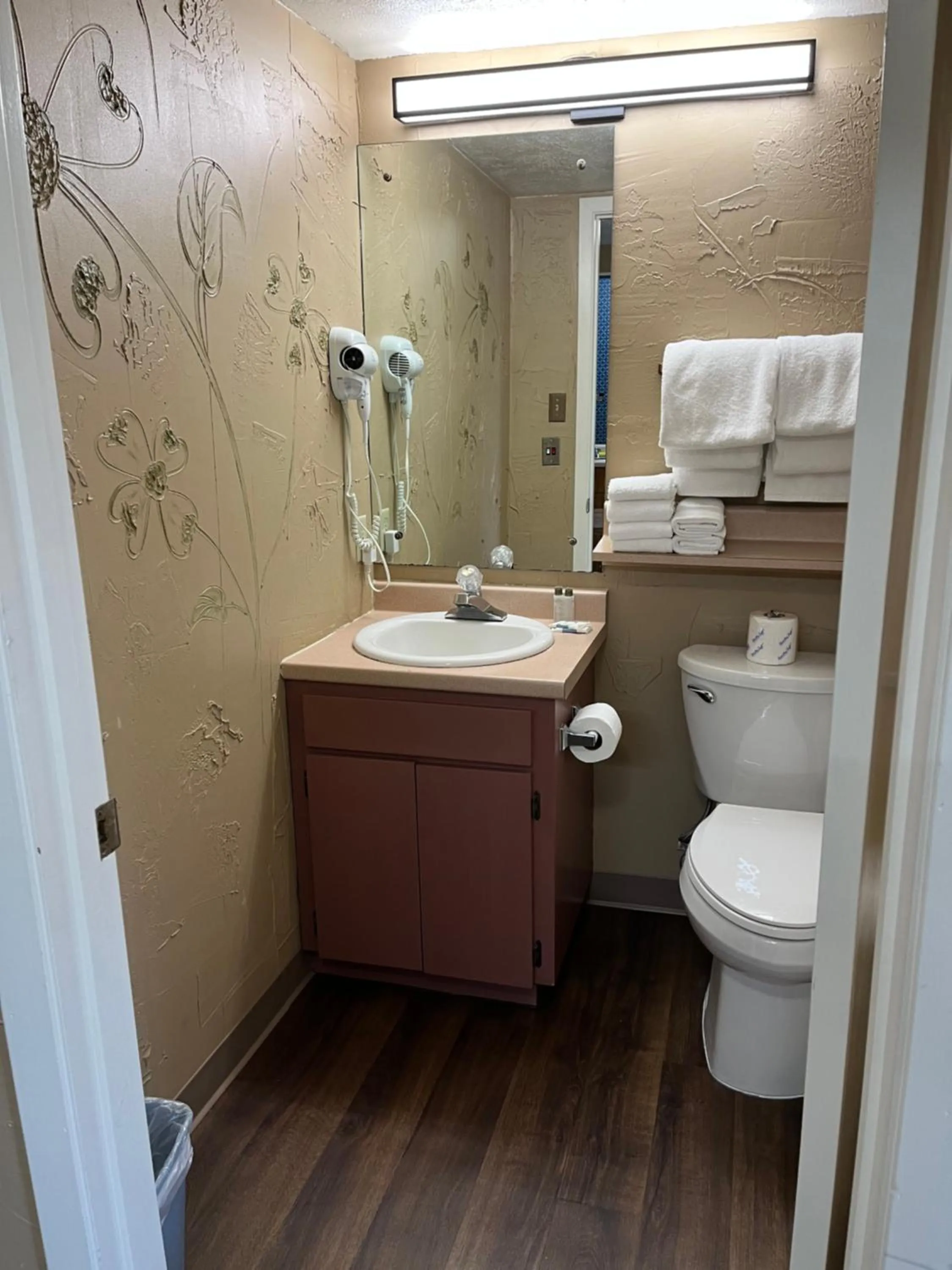 Carr's Northside Hotel and Cottages