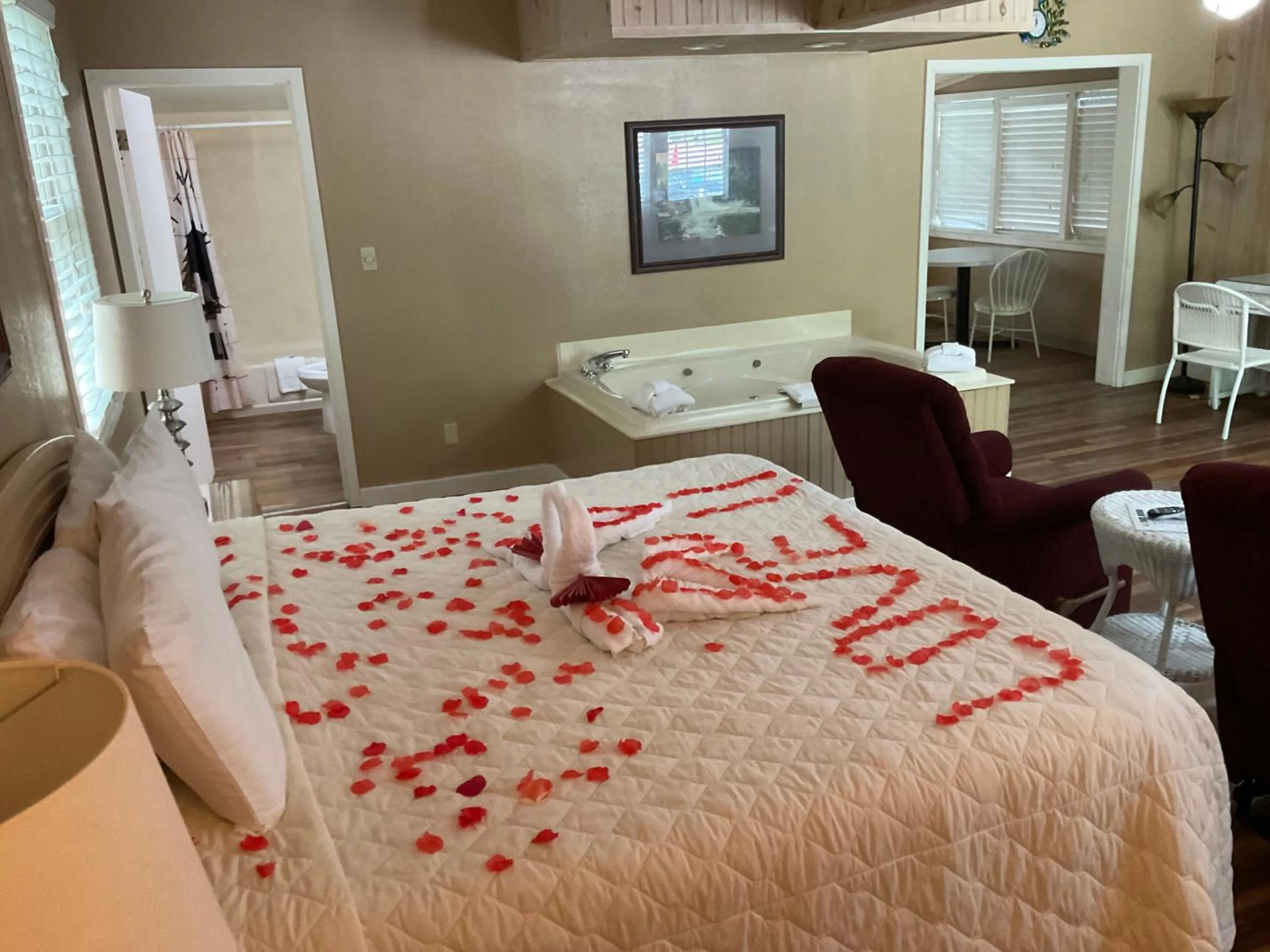 Photo of the whole room, Bed in Carr's Northside Hotel and Cottages