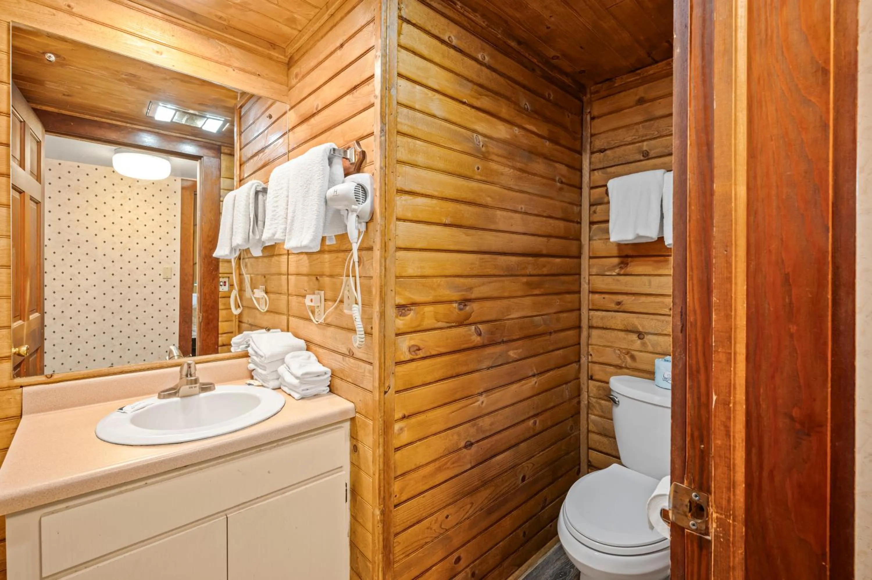 Carr's Northside Hotel and Cottages