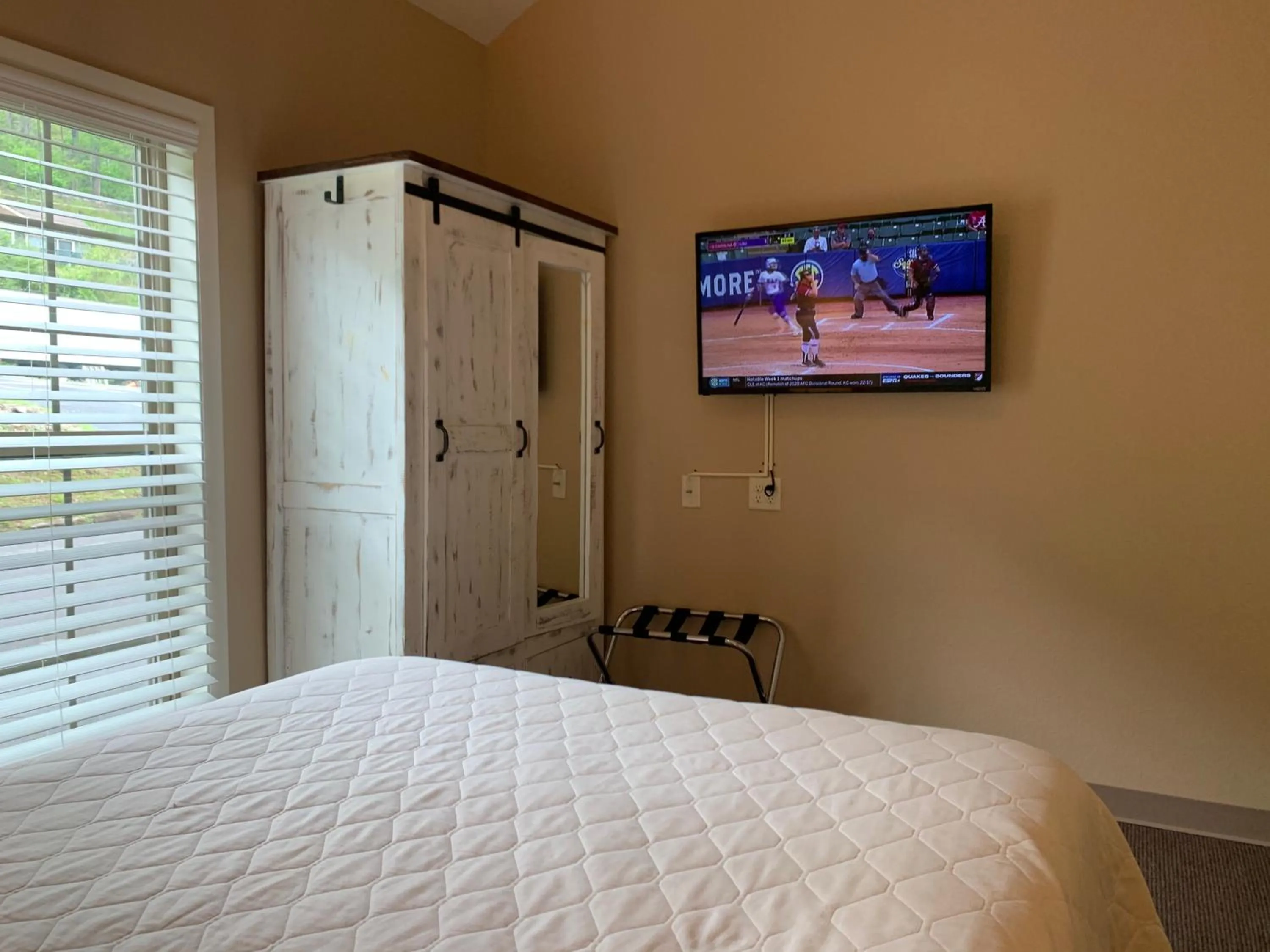 Bed in Carr's Northside Hotel and Cottages