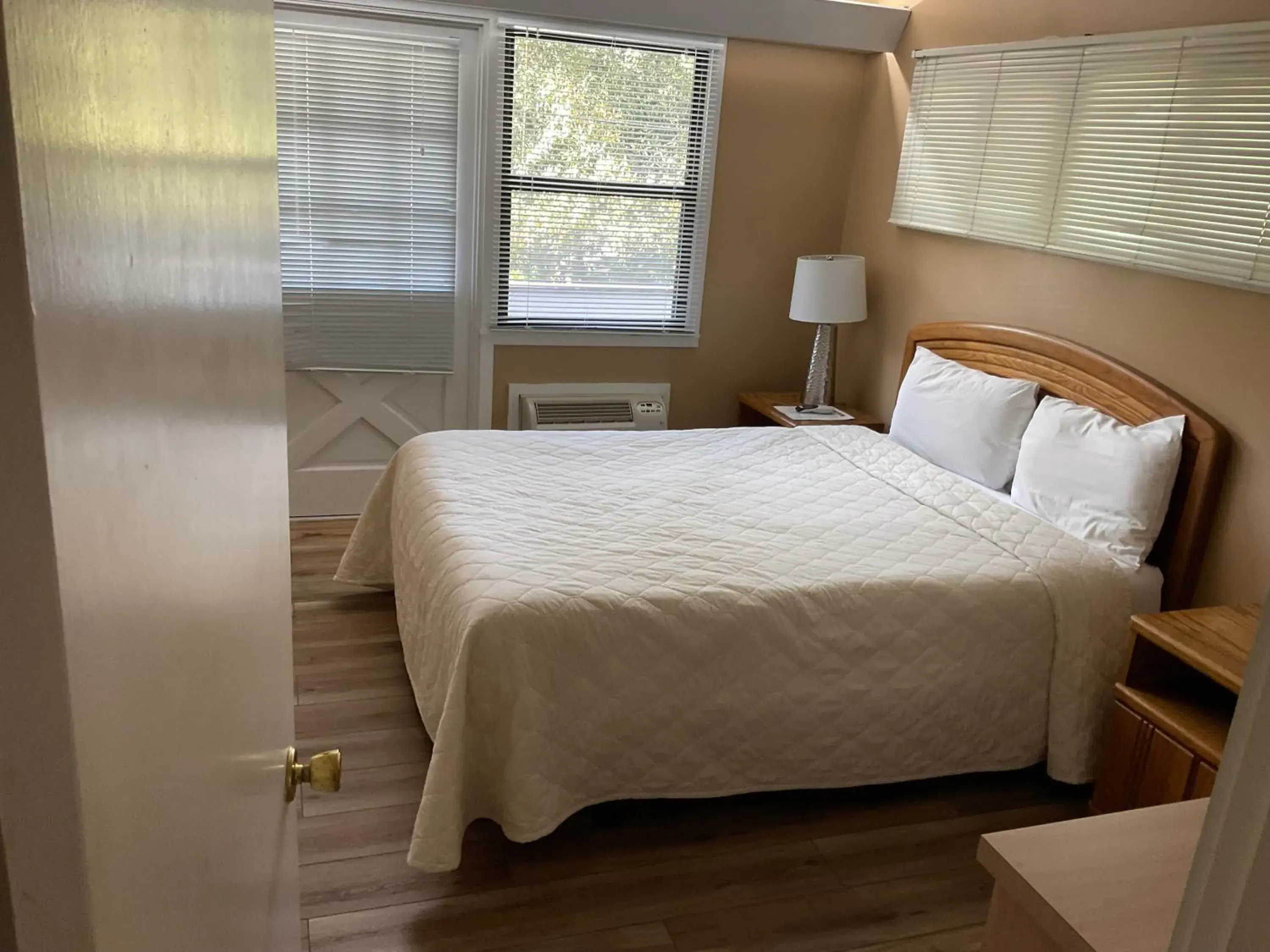 Two Bedroom Apartment with Kitchen & 3 Beds No Creekview in Carr's Northside Hotel and Cottages Two Bedroom Apartment with Kitchen & 3 Beds No Creekview in Carr's Northside Hotel and Cottages