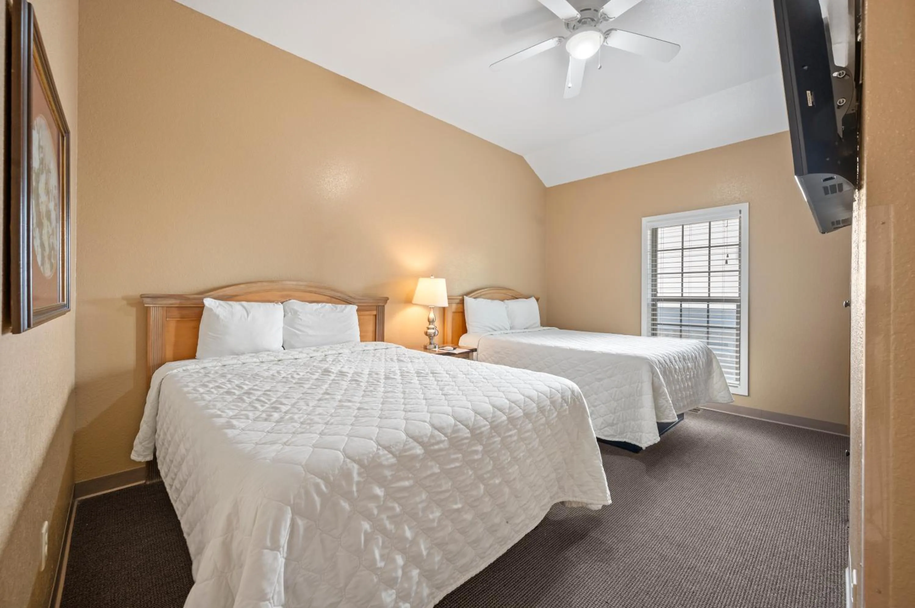 Bed in Carr's Northside Hotel and Cottages