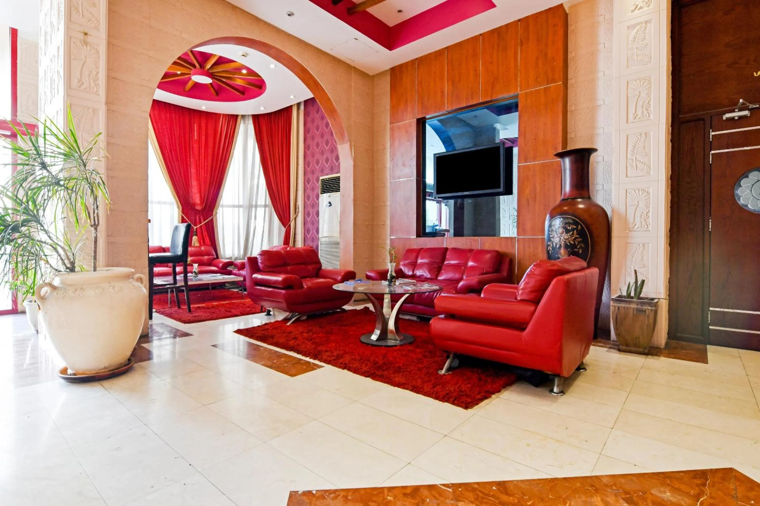 Lobby or reception in OYO 118 Revira Hotel