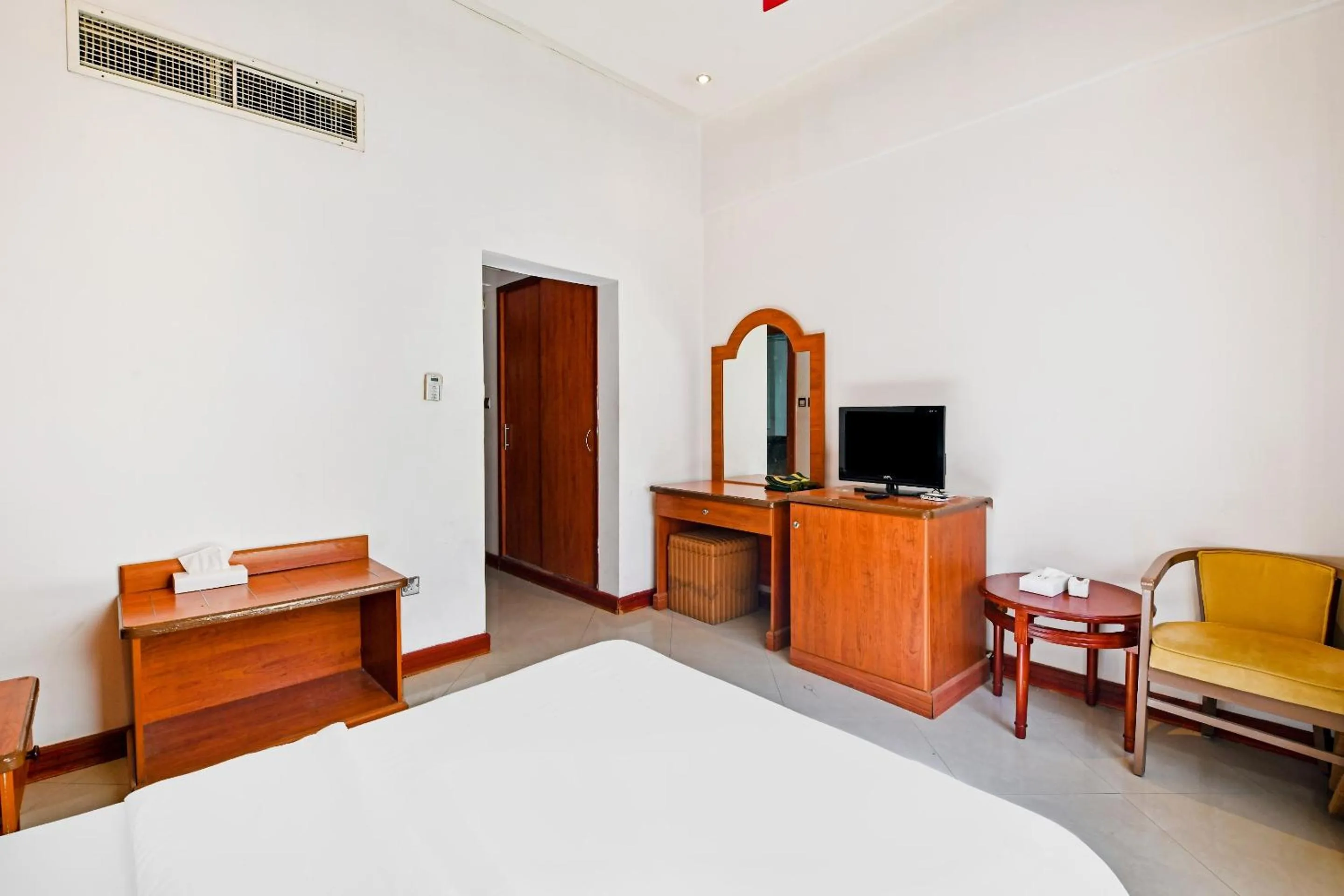 Bedroom, Bed in OYO 118 Revira Hotel