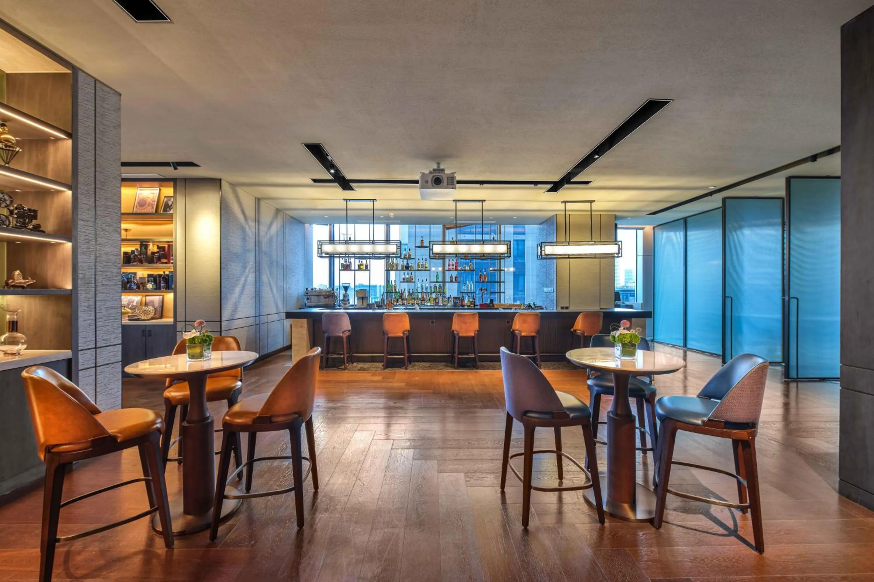 Lounge or bar in Vignette Collection Hangzhou Huaxia Center Hotel by IHG