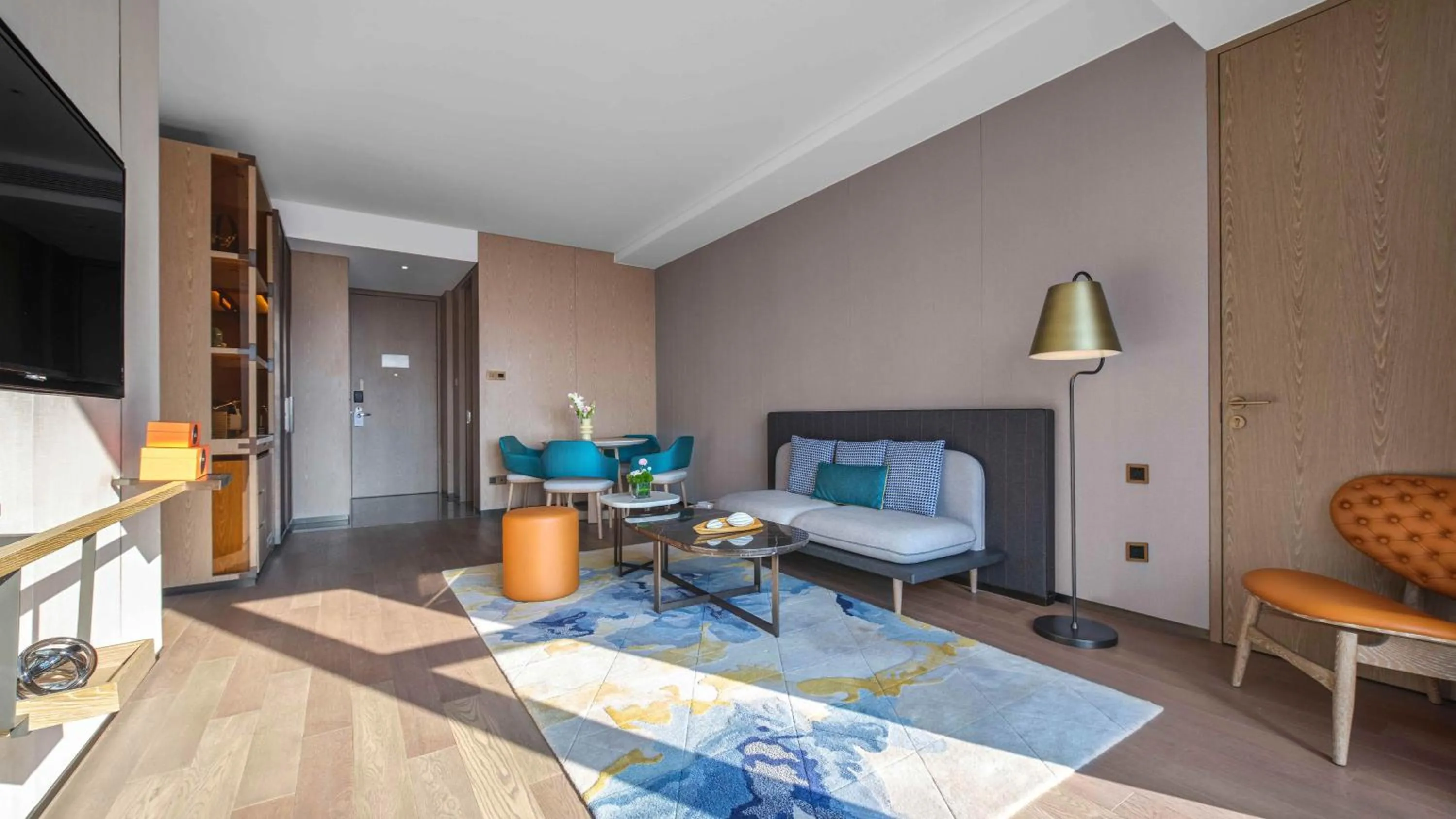 Photo of the whole room, Bed in Vignette Collection Hangzhou Huaxia Center Hotel by IHG