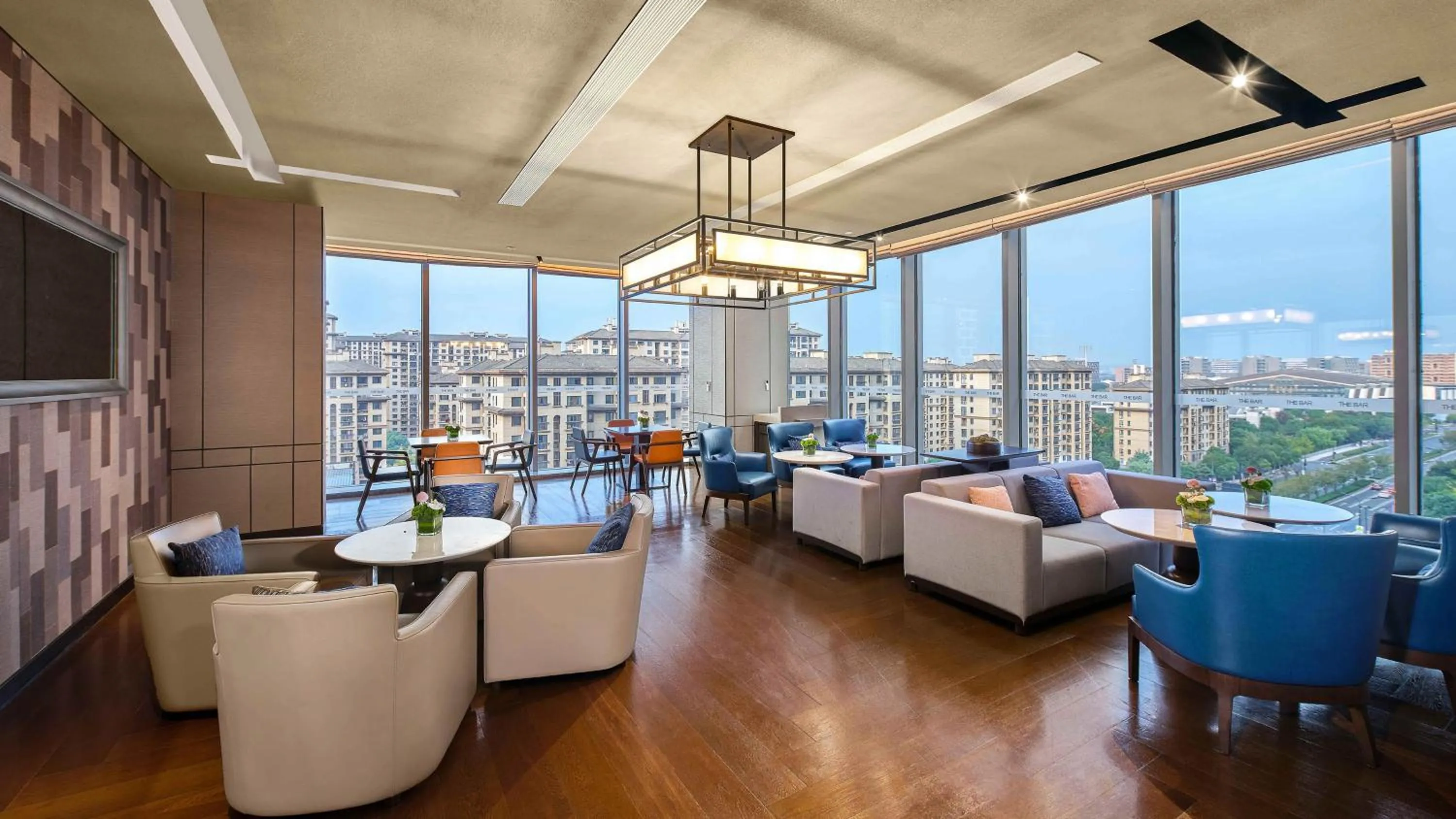 Lounge or bar in Vignette Collection Hangzhou Huaxia Center Hotel by IHG