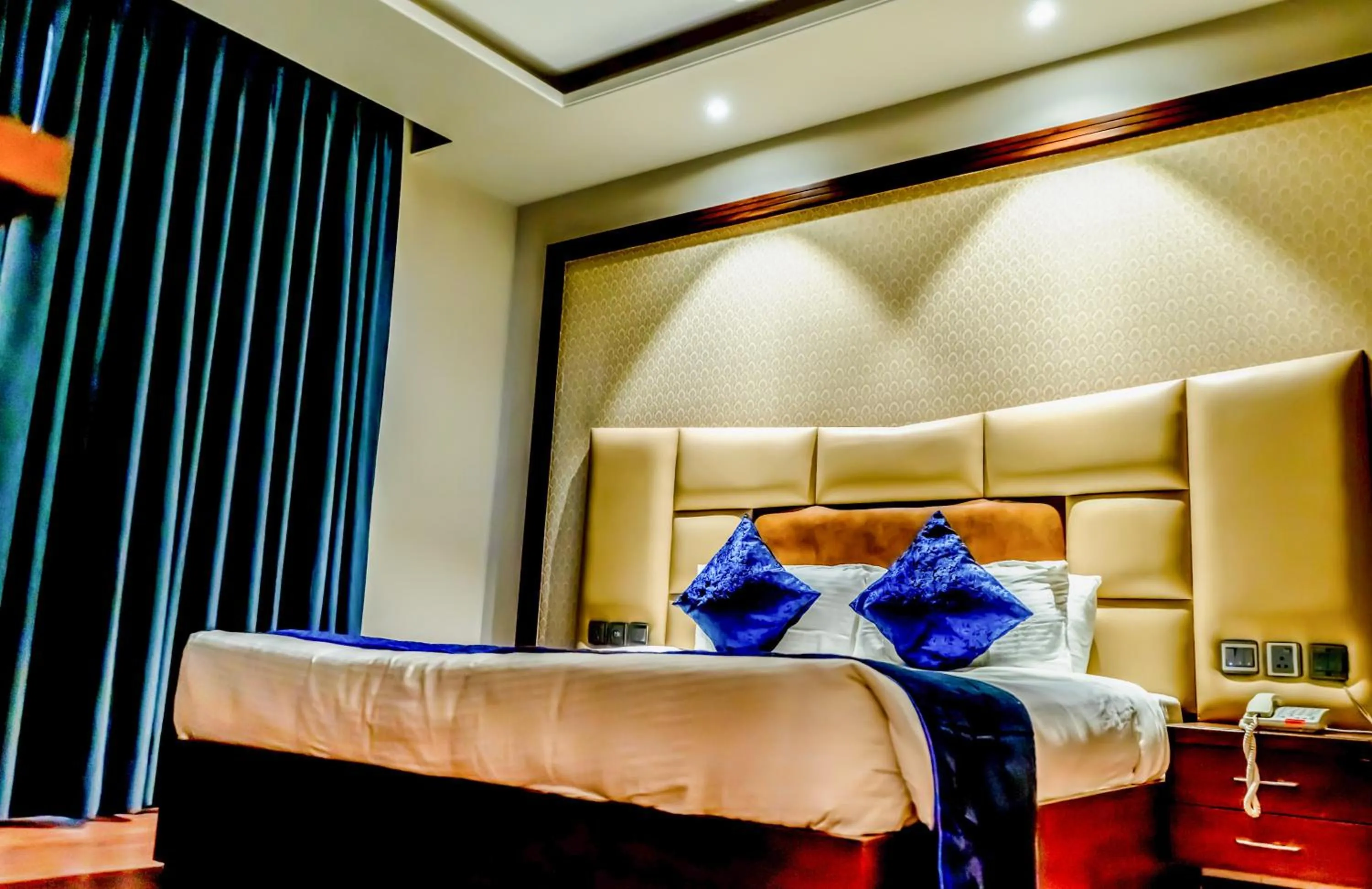Bed in juSTa Palampur Resort & Convention Centre