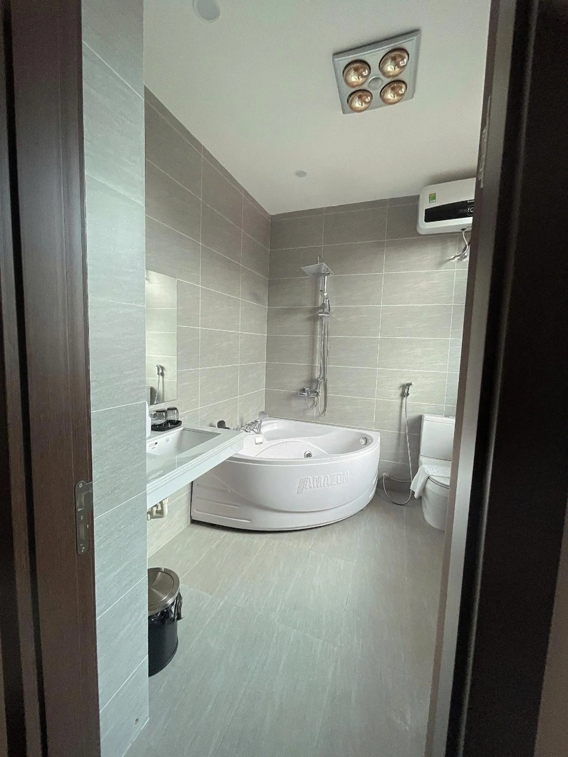 Queen Hotel Hoàng Gia