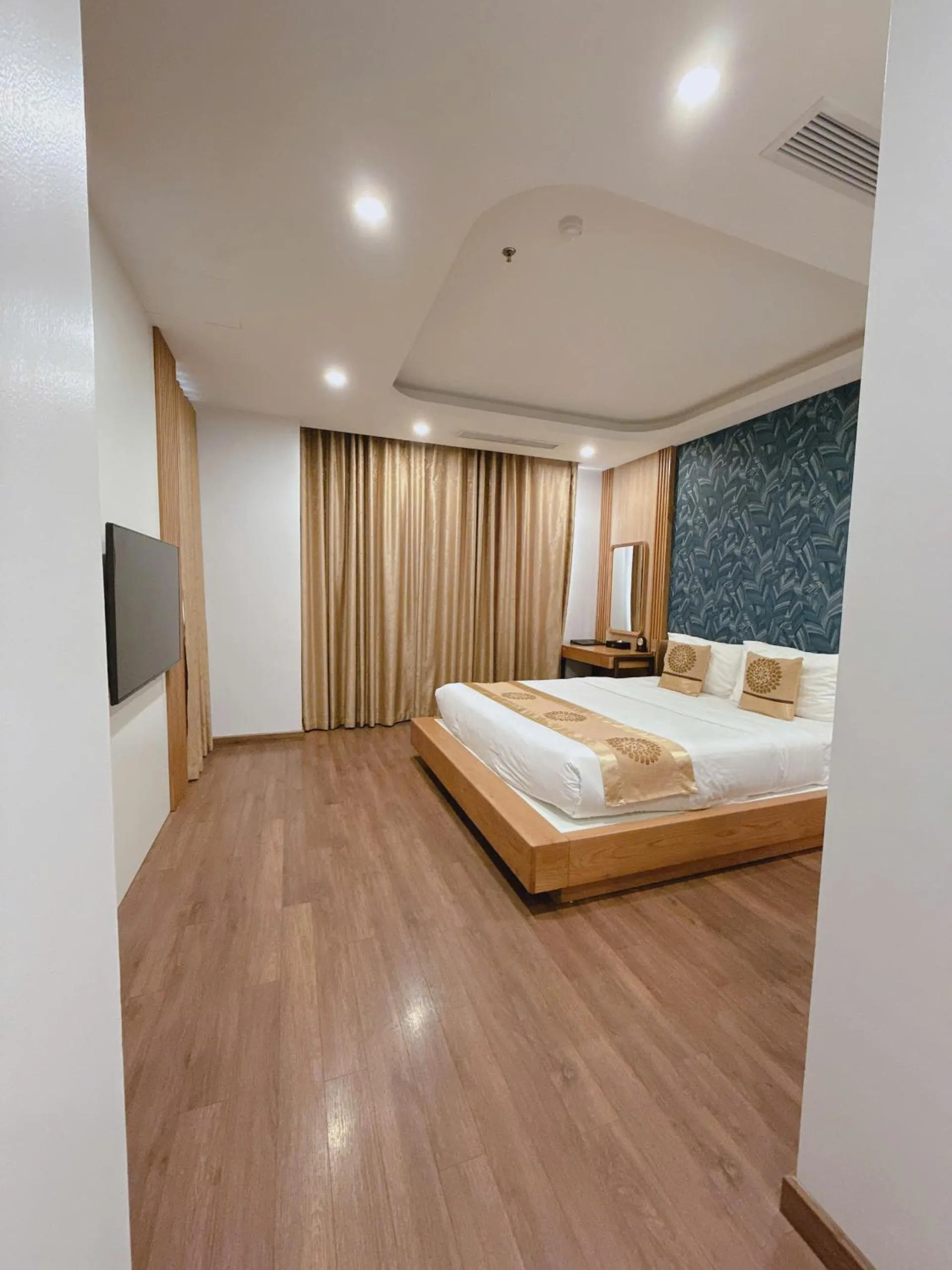 Bed in Queen Hotel Hoàng Gia