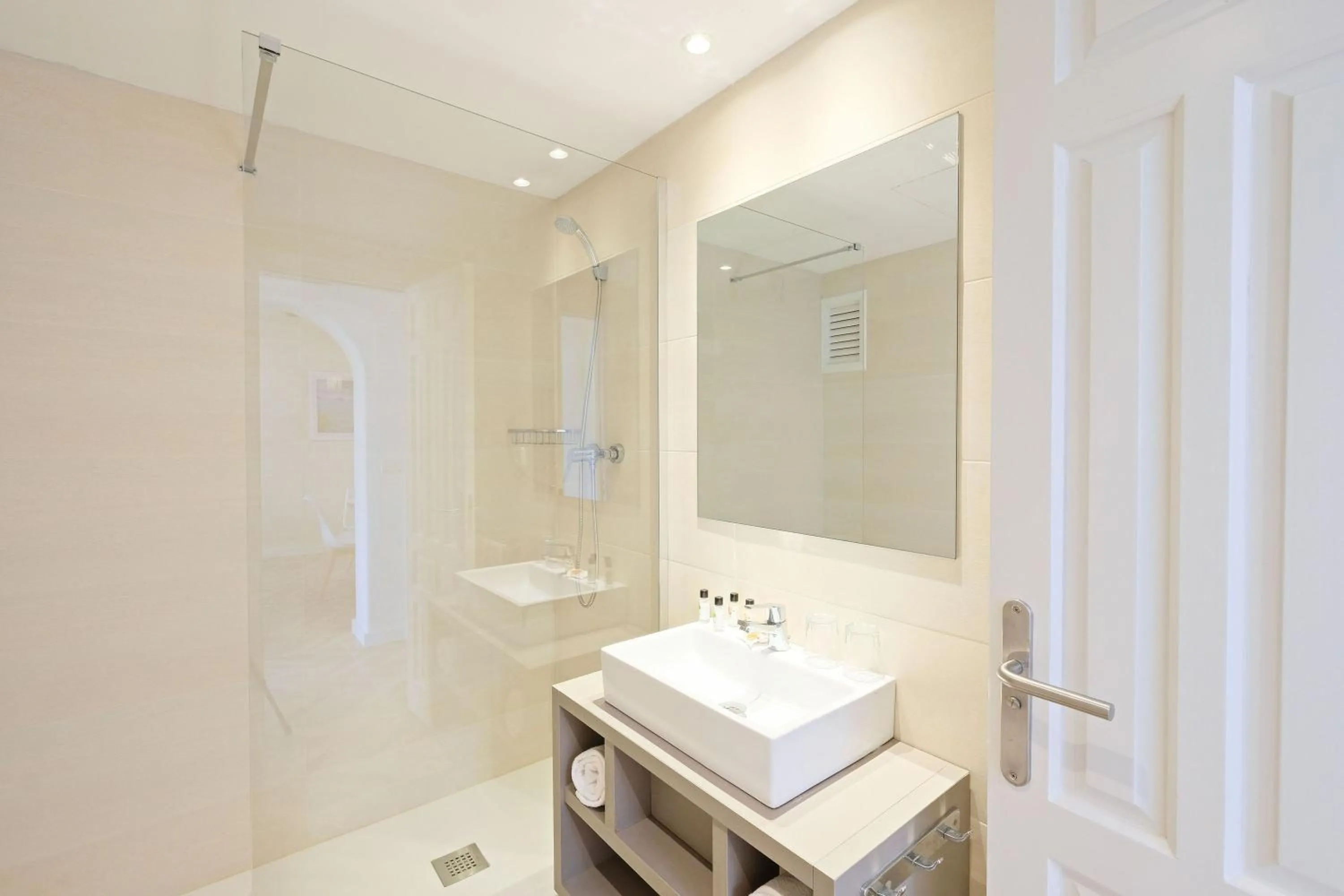 Bathroom in azuLine Apartamentos Can Sanso