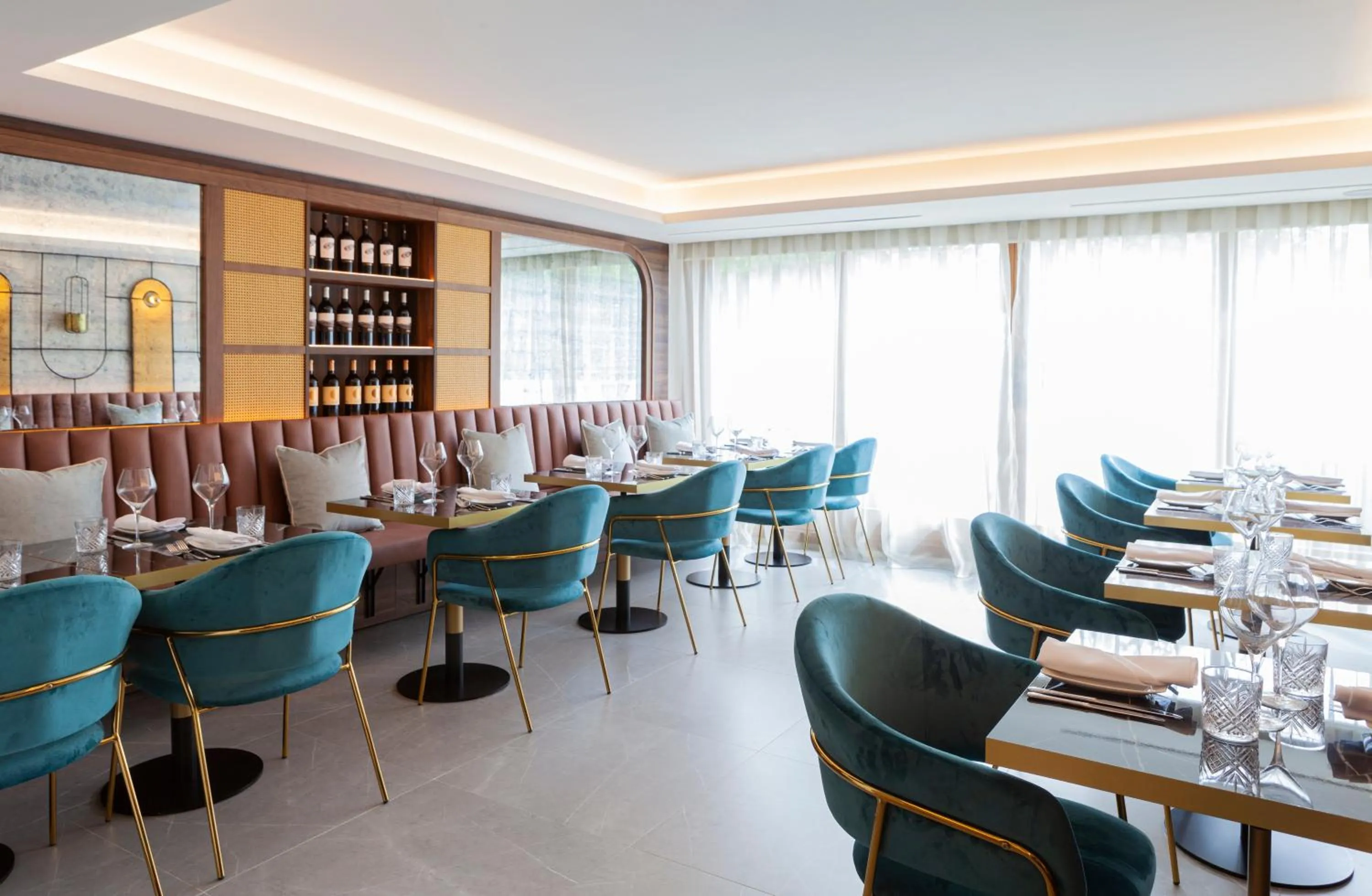 Restaurant/places to eat in Nivia Born Boutique Hotel