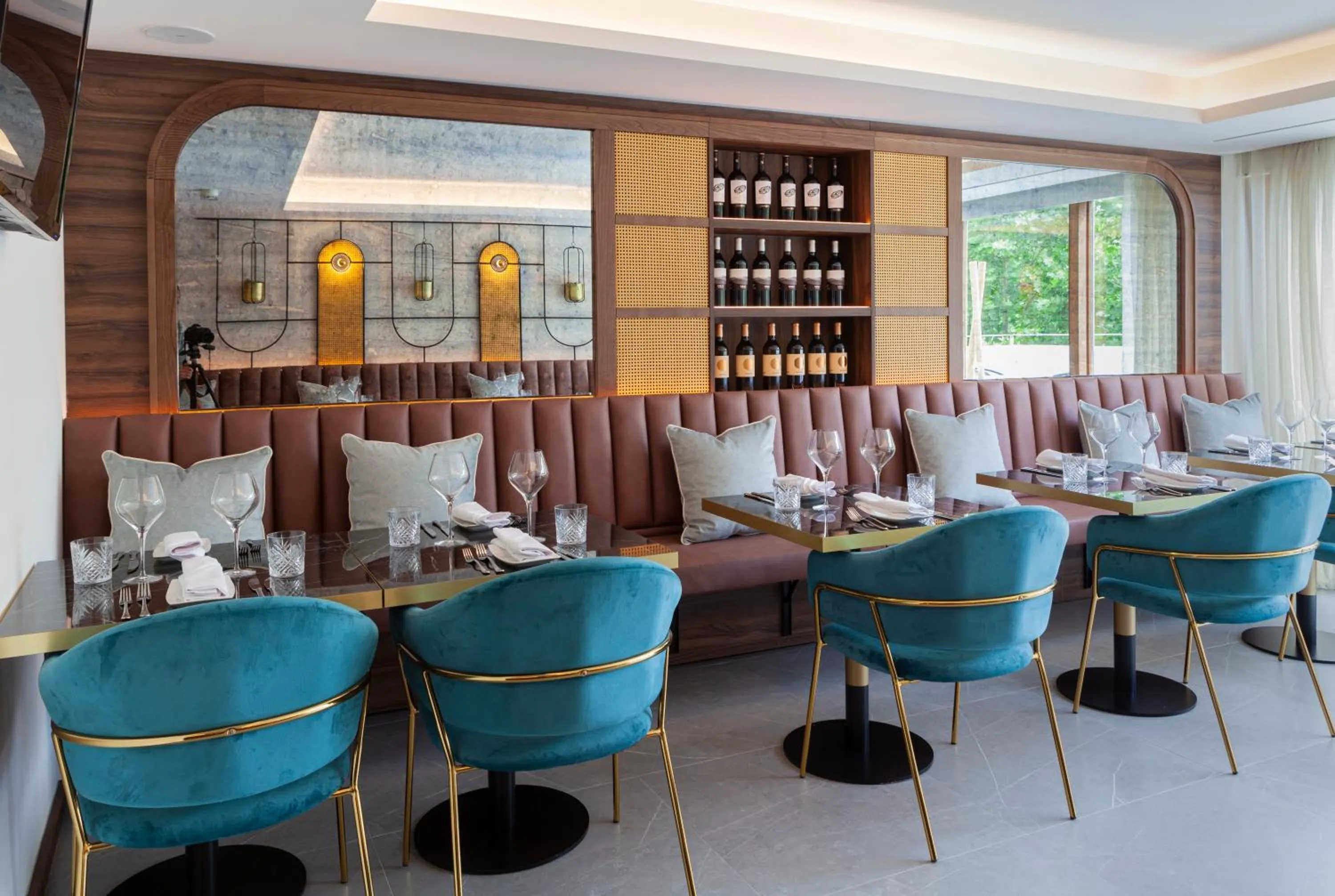 Restaurant/places to eat in Nivia Born Boutique Hotel